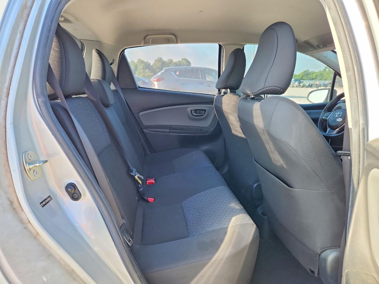 2015 Toyota Yaris 5-door Le Silver vin: VNKKTUD38FA024472