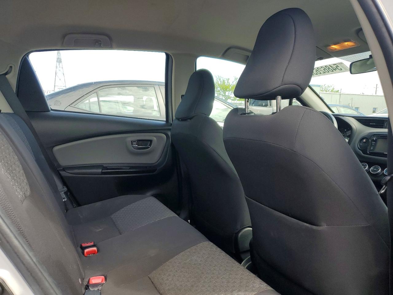 2015 Toyota Yaris 5-door L Silver vin: VNKKTUD38FA054734