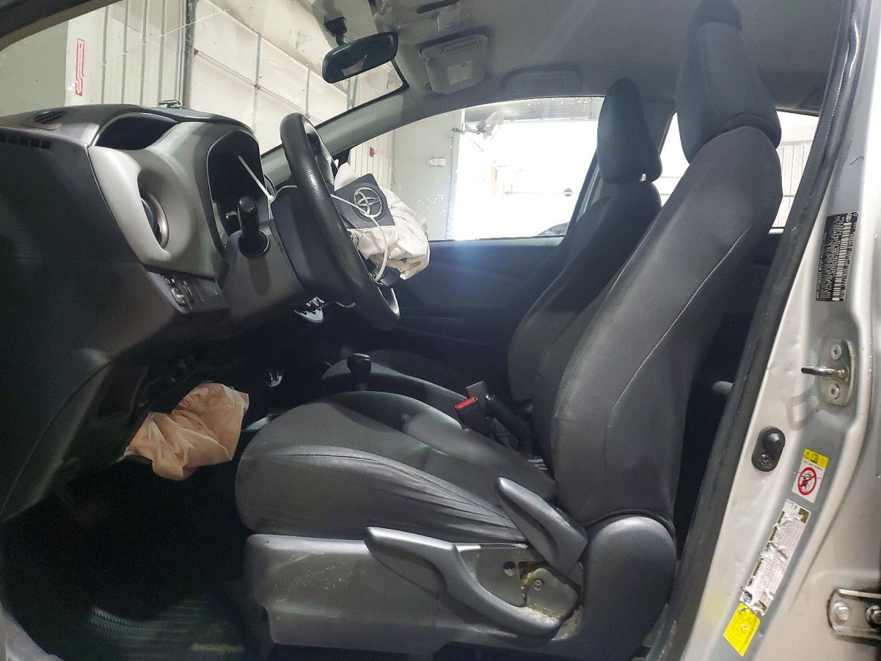 2015 Toyota Yaris 5-door Le Silver vin: VNKKTUD38FA055740