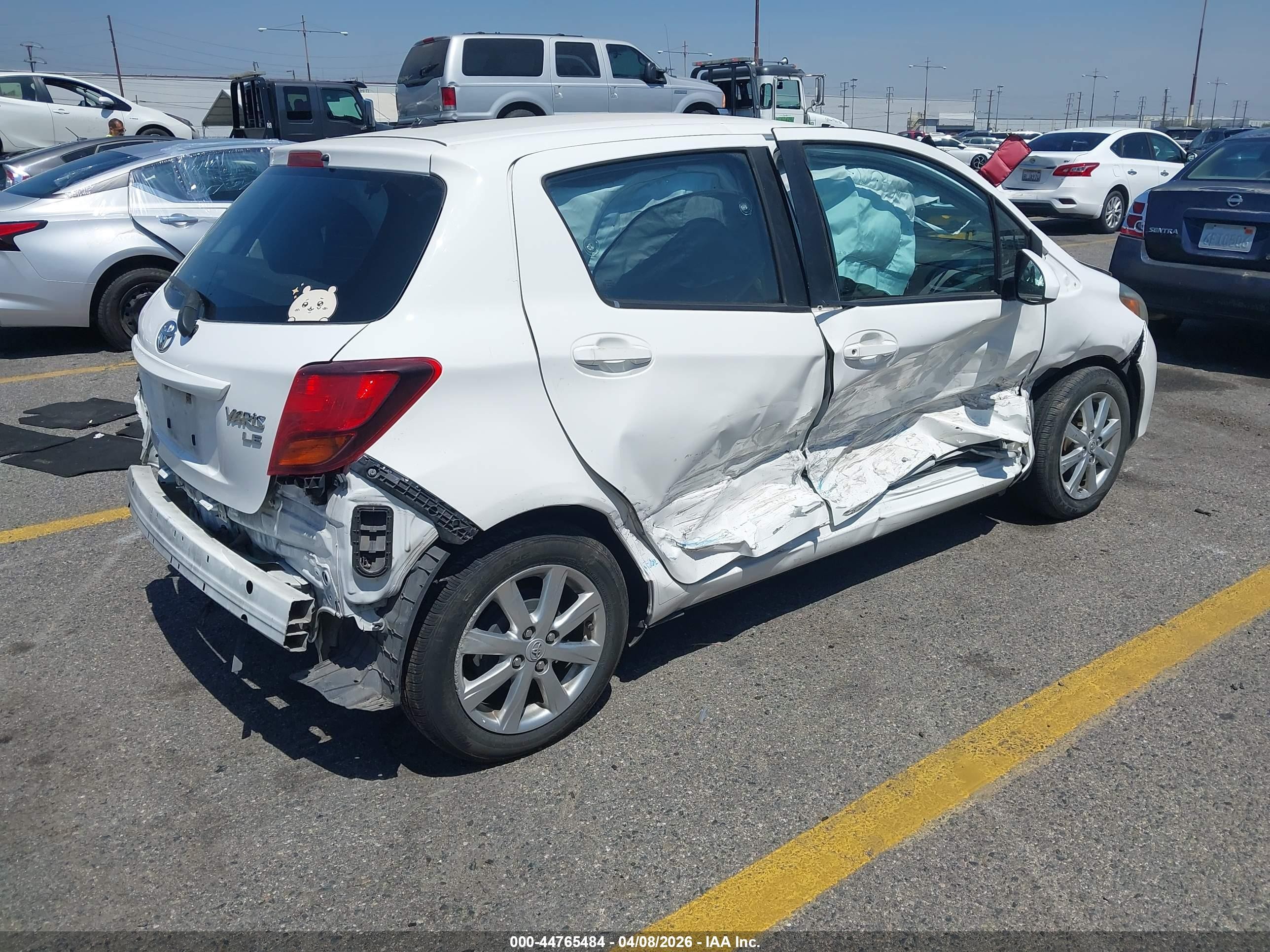 2015 Toyota Yaris Le White vin: VNKKTUD39FA017109