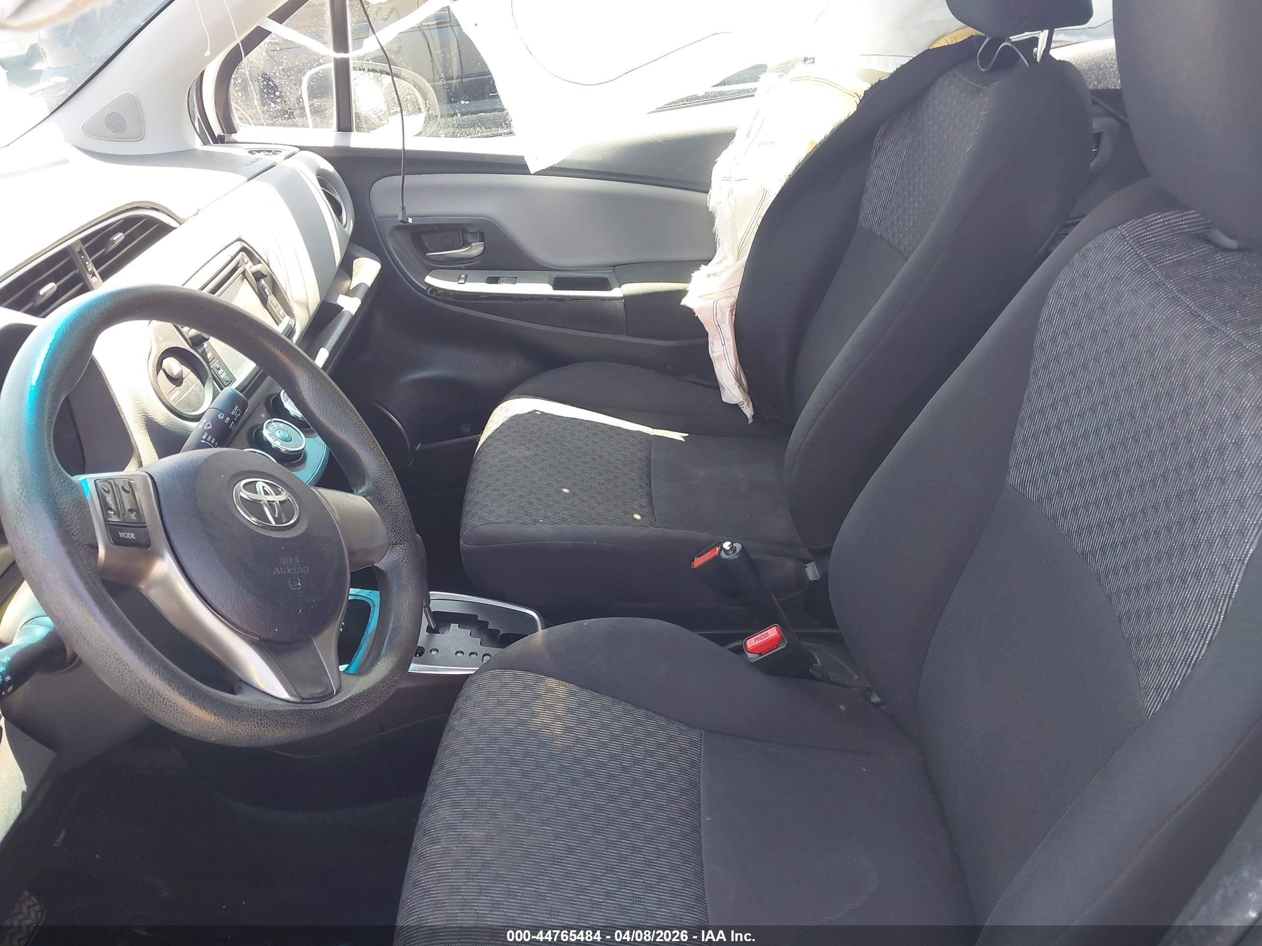 2015 Toyota Yaris Le White vin: VNKKTUD39FA017109