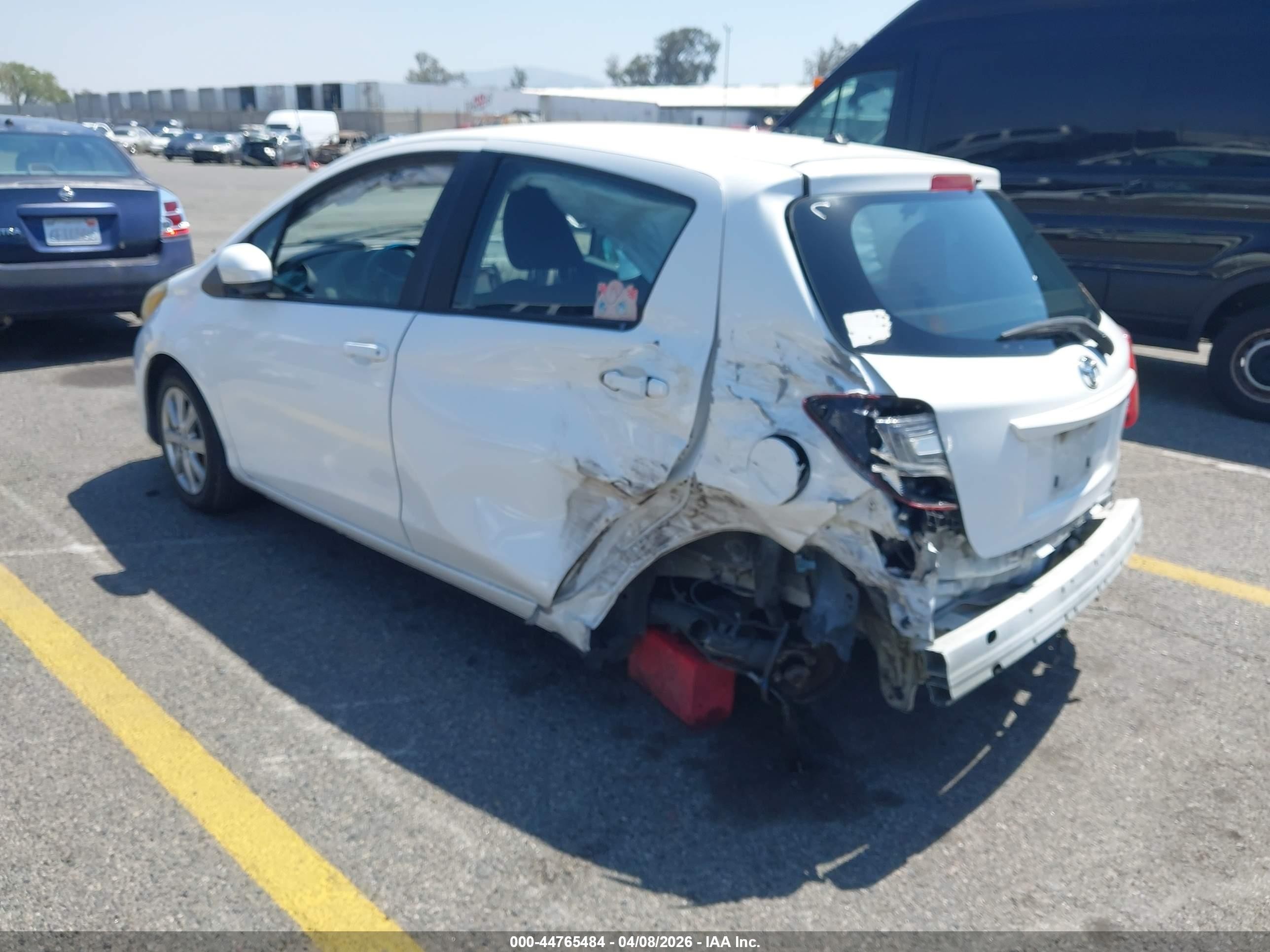 2015 Toyota Yaris Le White vin: VNKKTUD39FA017109