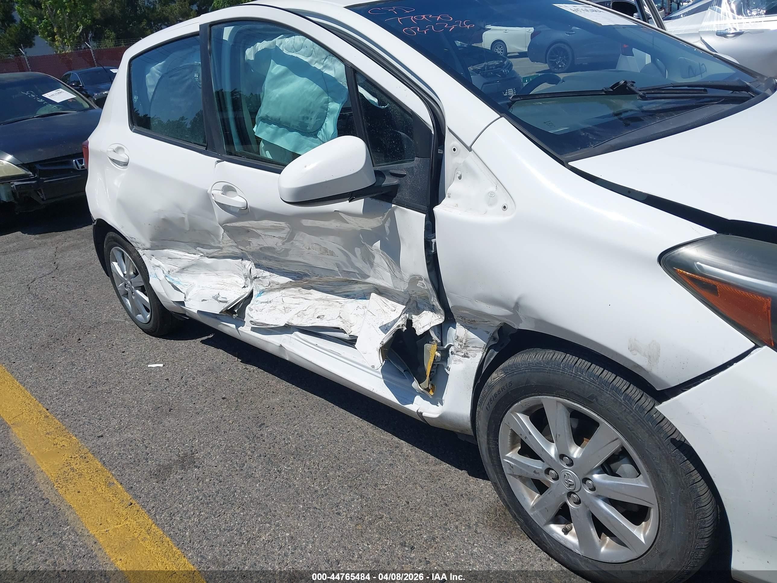 2015 Toyota Yaris Le White vin: VNKKTUD39FA017109