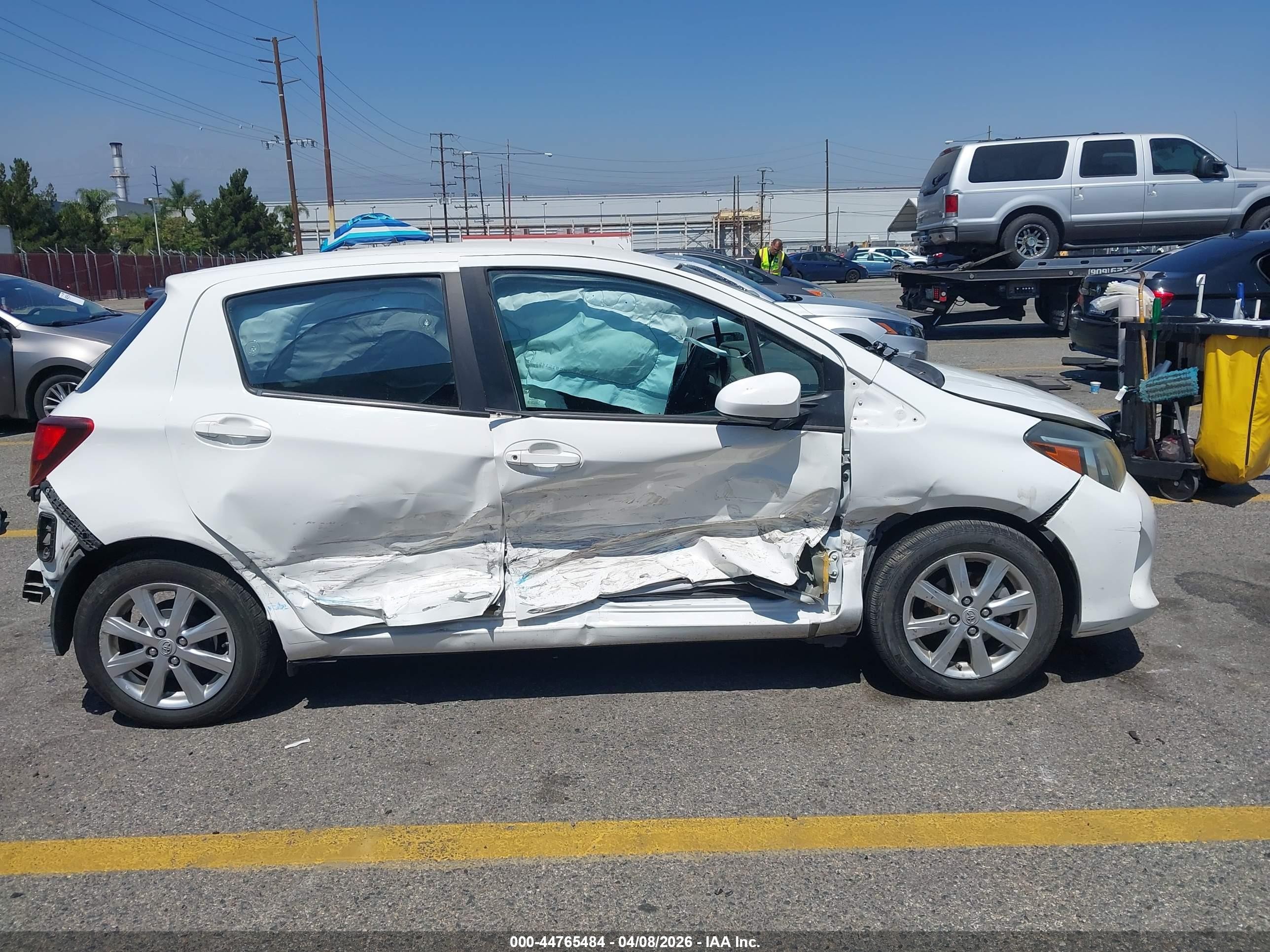 2015 Toyota Yaris Le White vin: VNKKTUD39FA017109