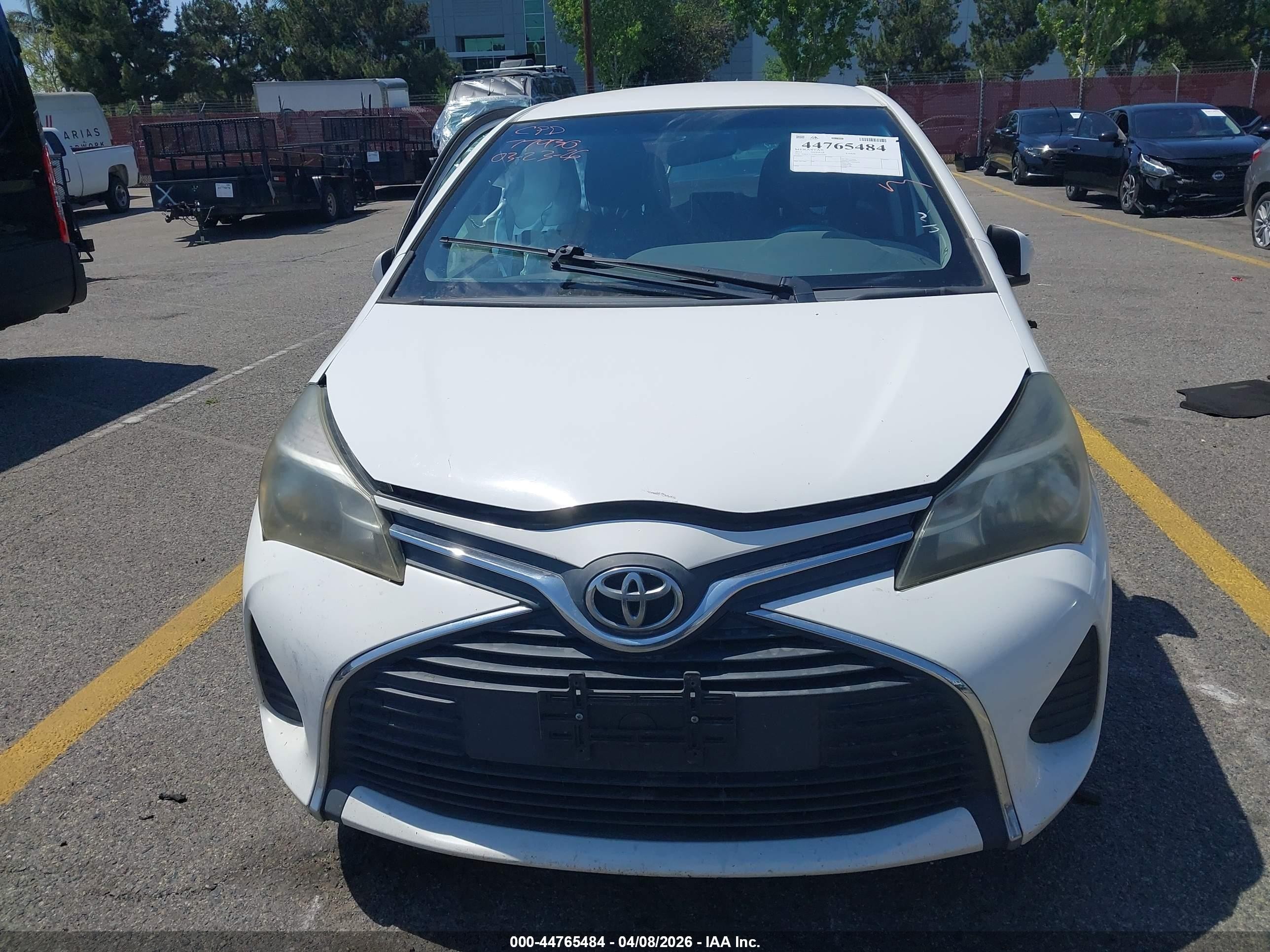 2015 Toyota Yaris Le White vin: VNKKTUD39FA017109