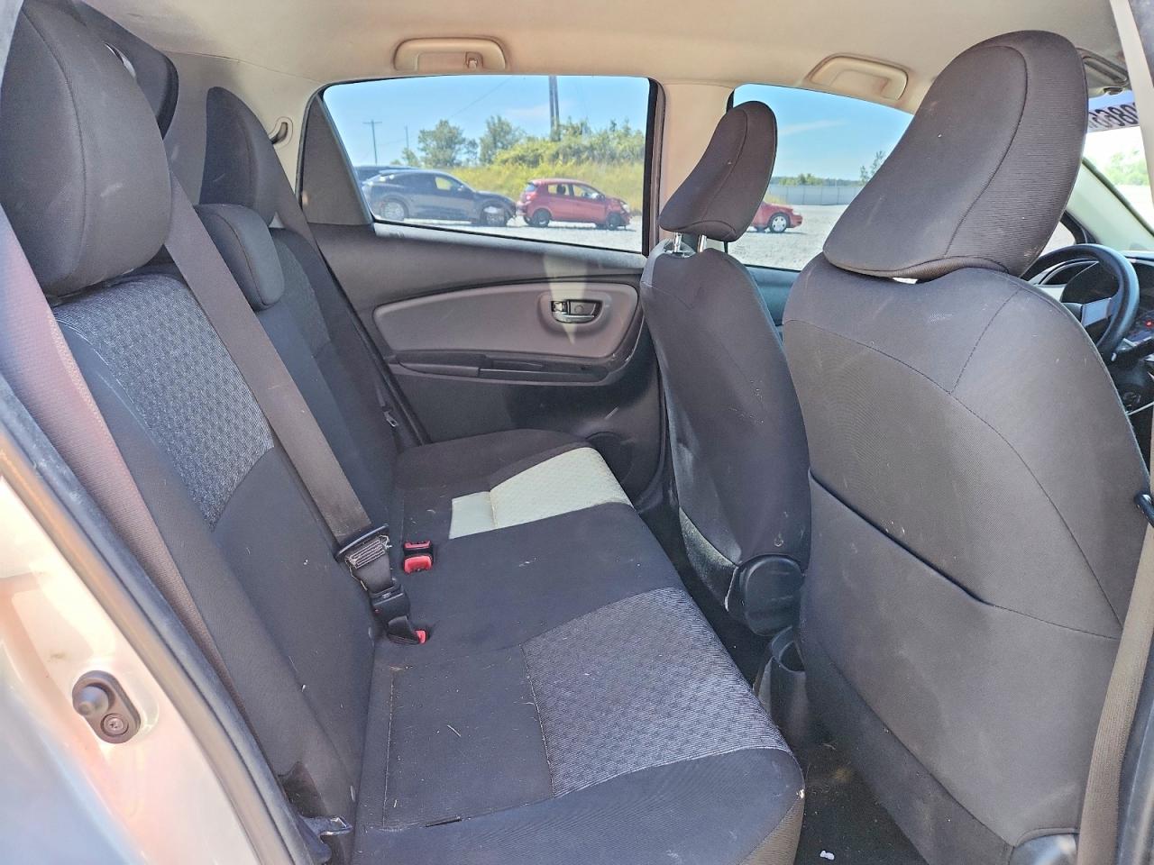 2015 Toyota Yaris 5-door Le Silver vin: VNKKTUD39FA024531