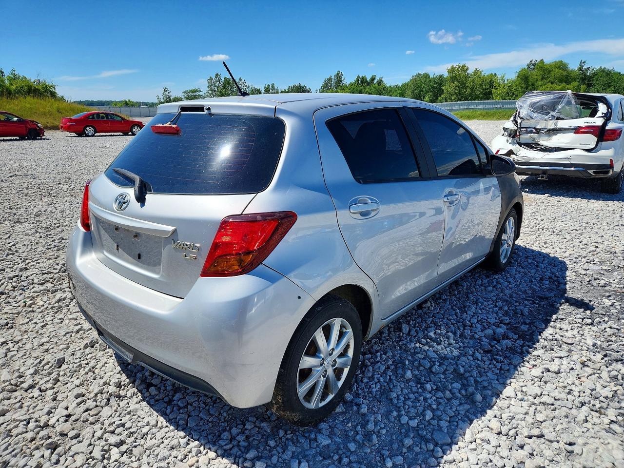 2015 Toyota Yaris 5-door Le Silver vin: VNKKTUD39FA024531