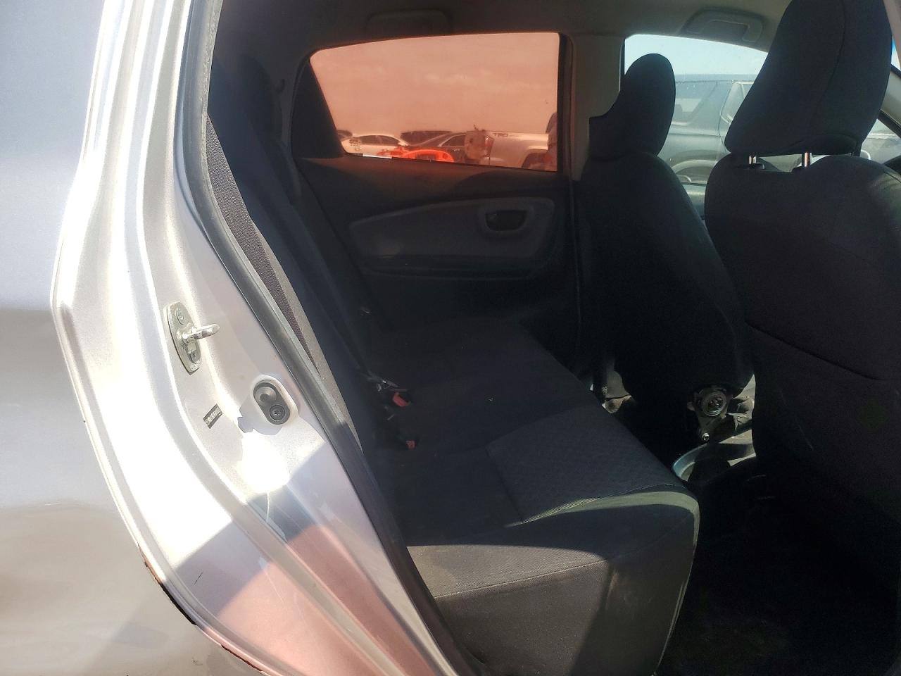 2015 Toyota Yaris 5-door L Silver vin: VNKKTUD39FA024562