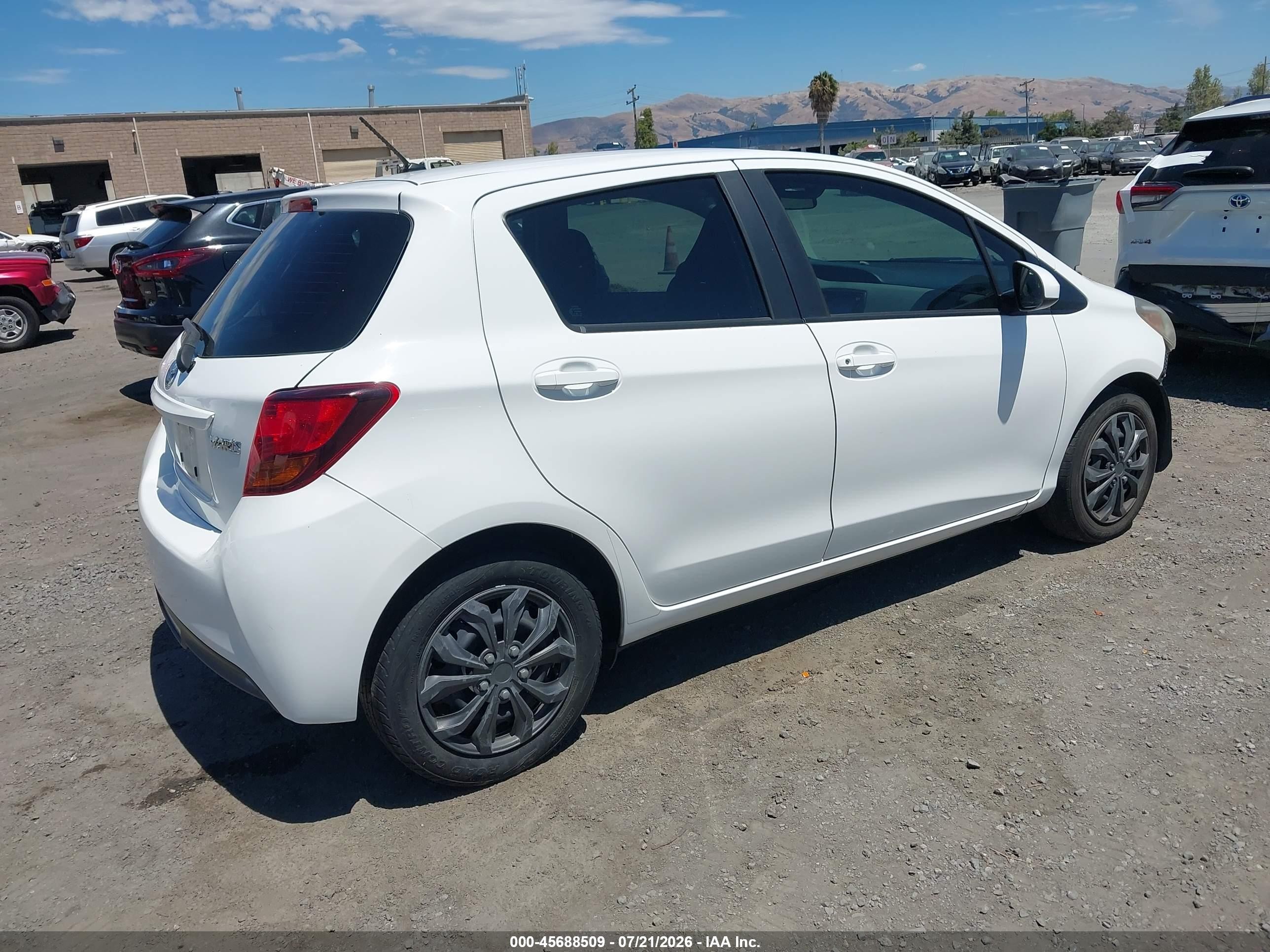 2015 Toyota Yaris L White vin: VNKKTUD3XFA023758