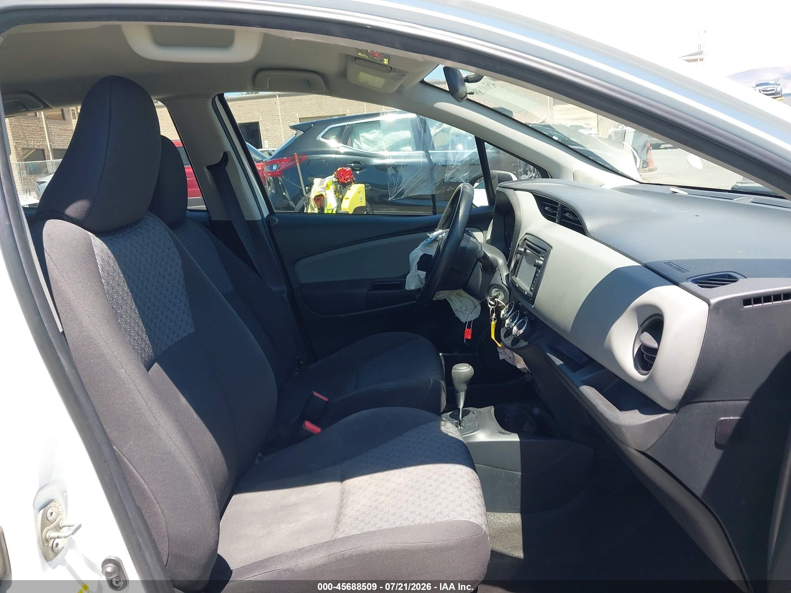 2015 Toyota Yaris L White vin: VNKKTUD3XFA023758