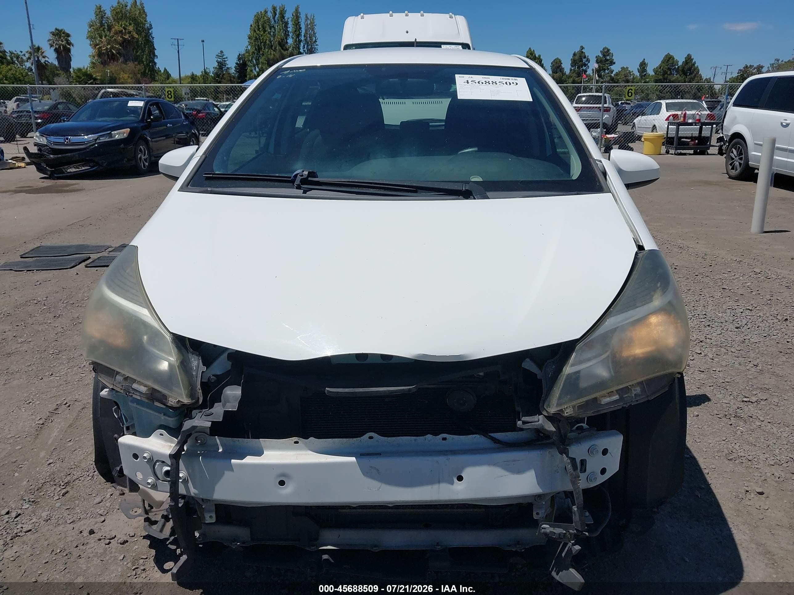 2015 Toyota Yaris L White vin: VNKKTUD3XFA023758