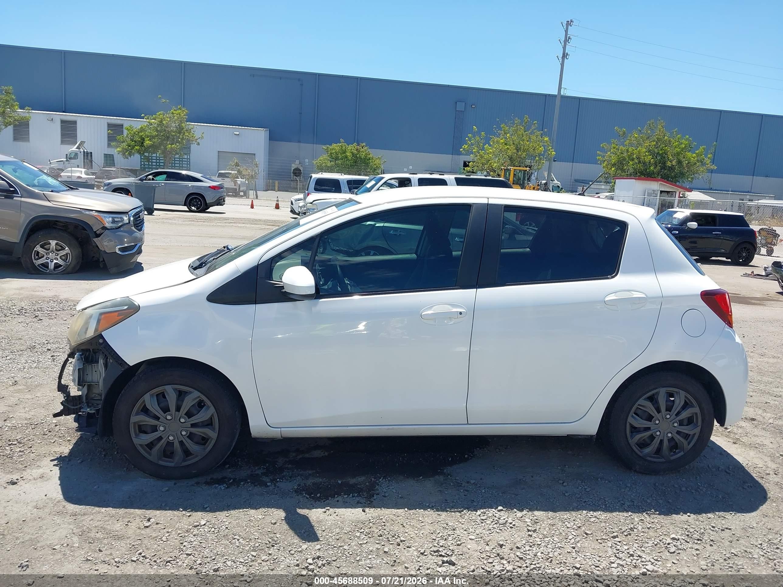 2015 Toyota Yaris L White vin: VNKKTUD3XFA023758