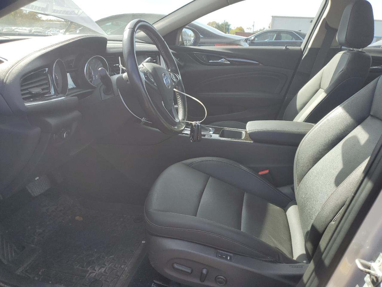 2018 Buick Regal Essence Серебряный vin: W04GP6SXXJ1088522