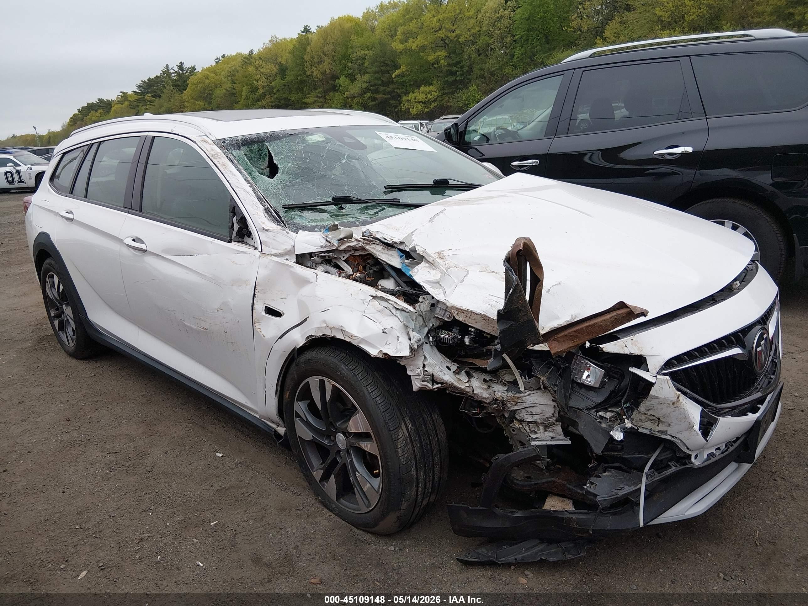 2018 Buick Regal Tourx Essence White vin: W04GV8SX4J1103257