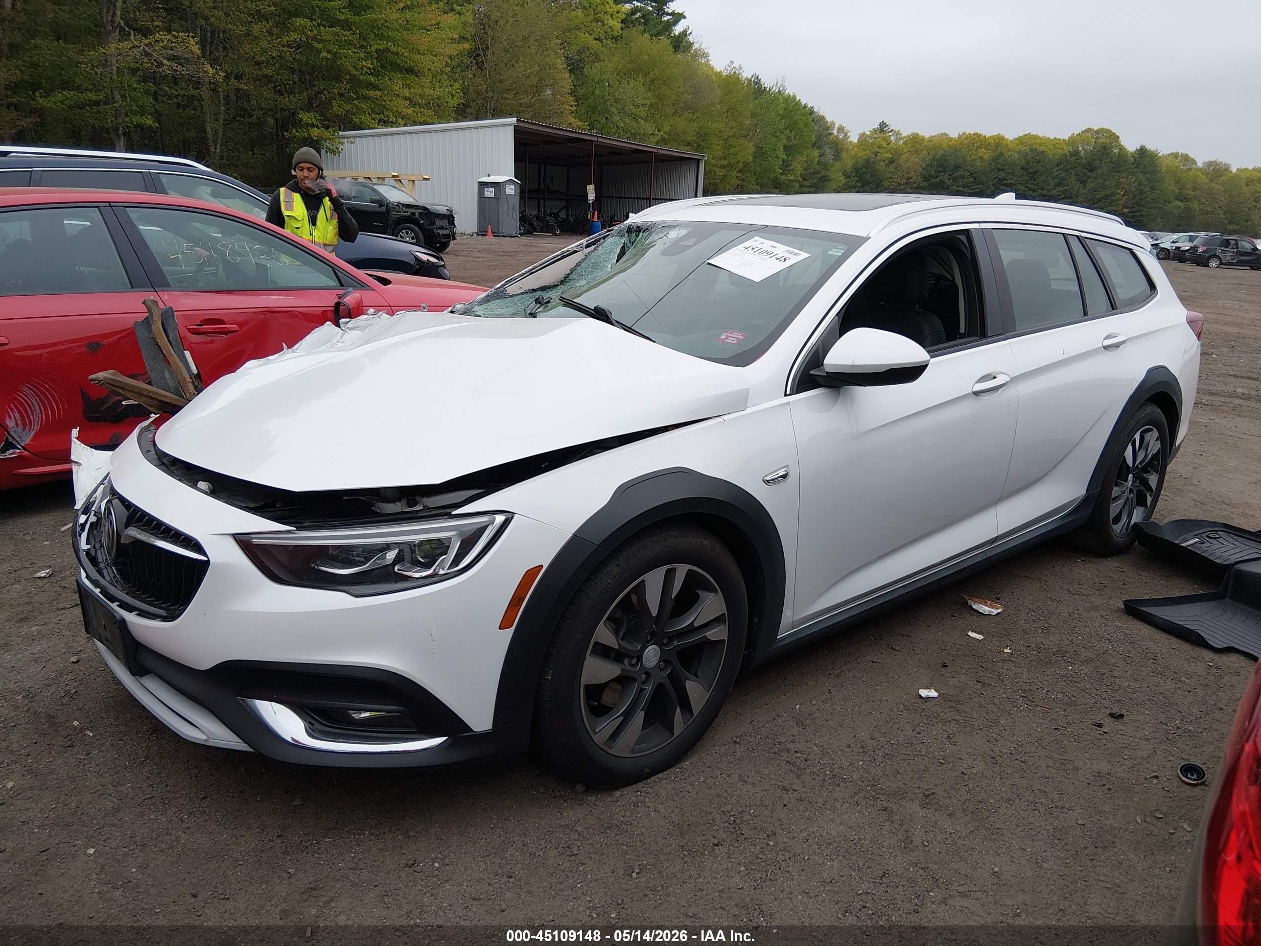 2018 Buick Regal Tourx Essence White vin: W04GV8SX4J1103257
