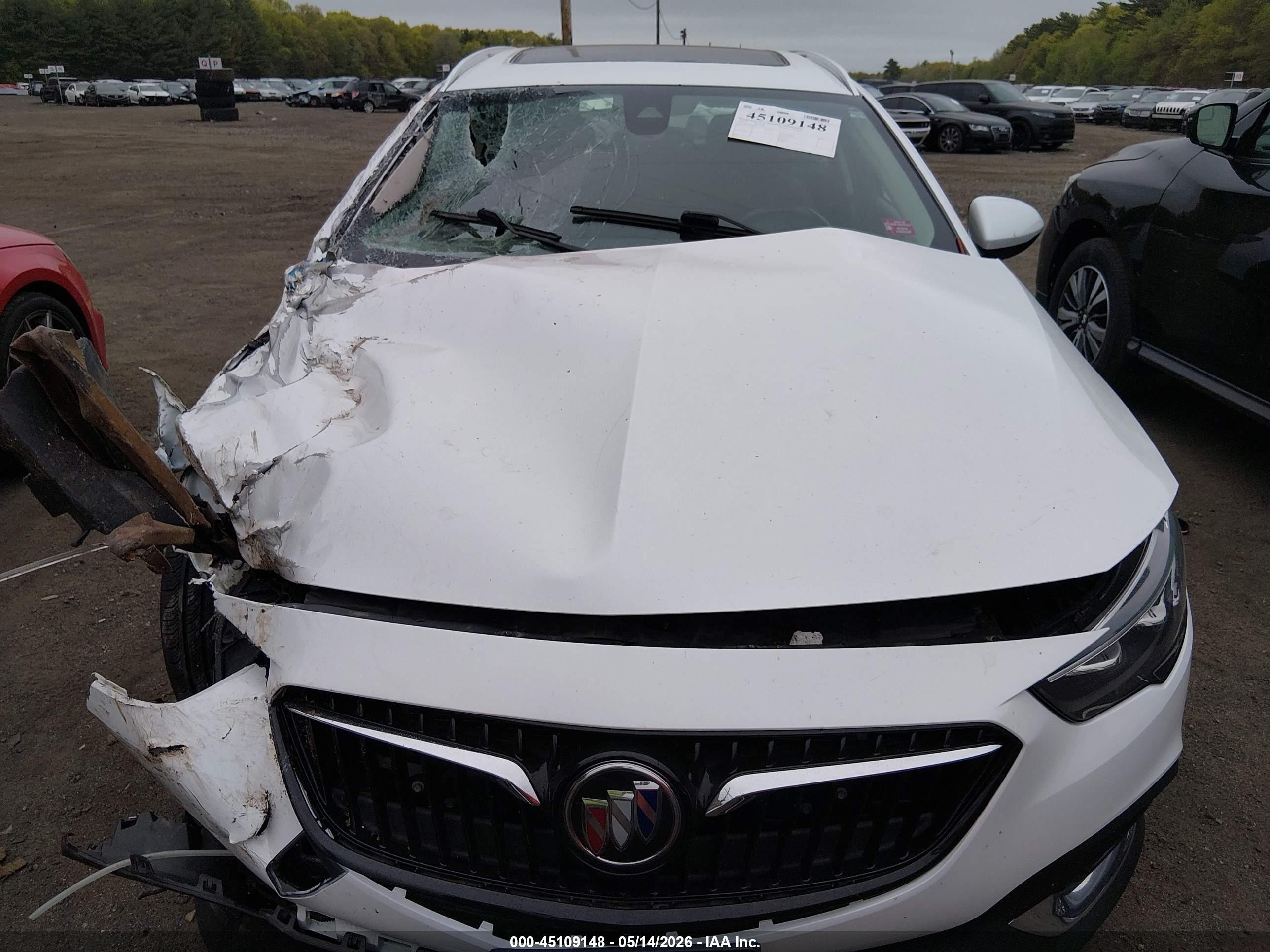 2018 Buick Regal Tourx Essence White vin: W04GV8SX4J1103257
