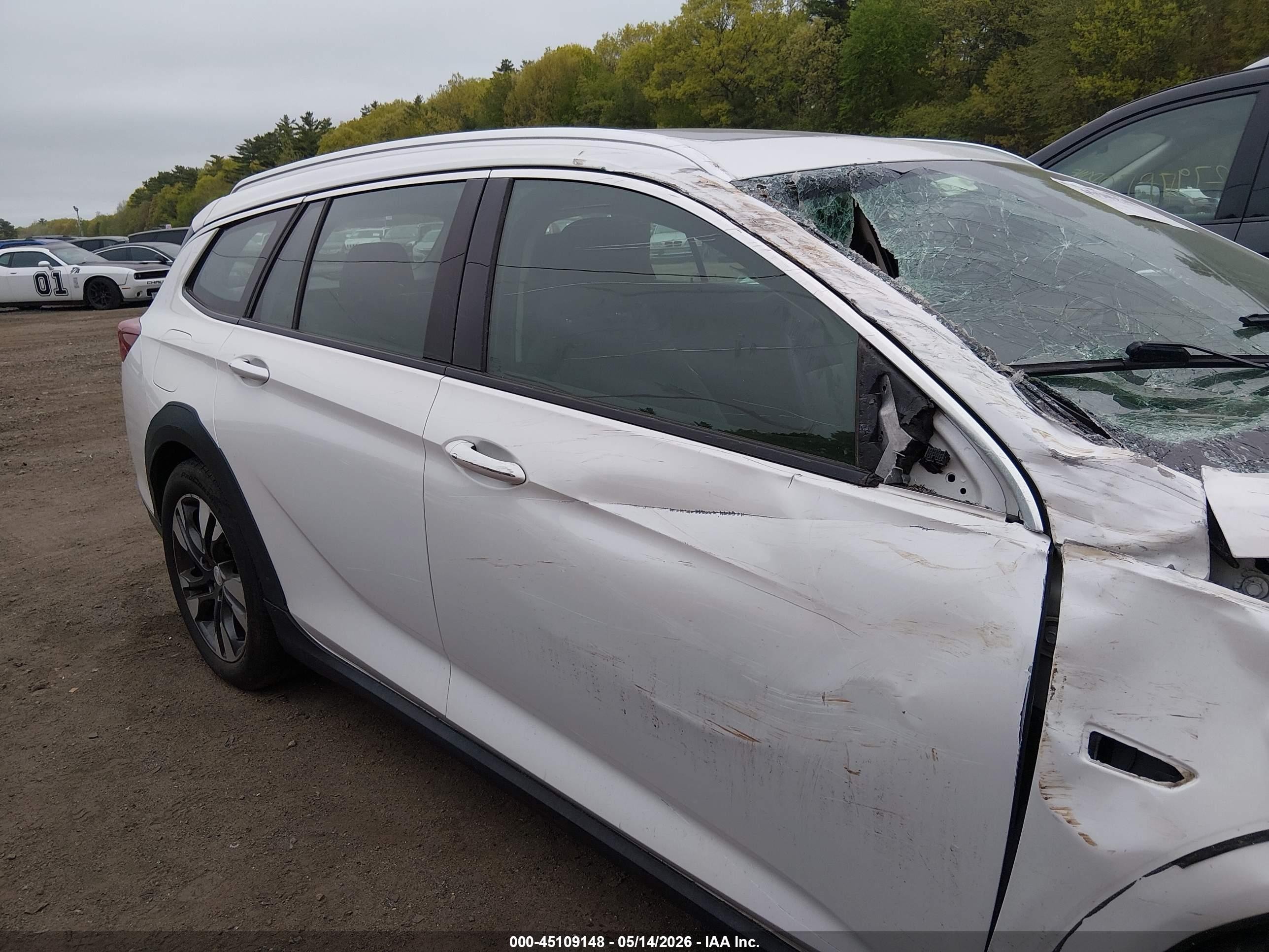 2018 Buick Regal Tourx Essence White vin: W04GV8SX4J1103257