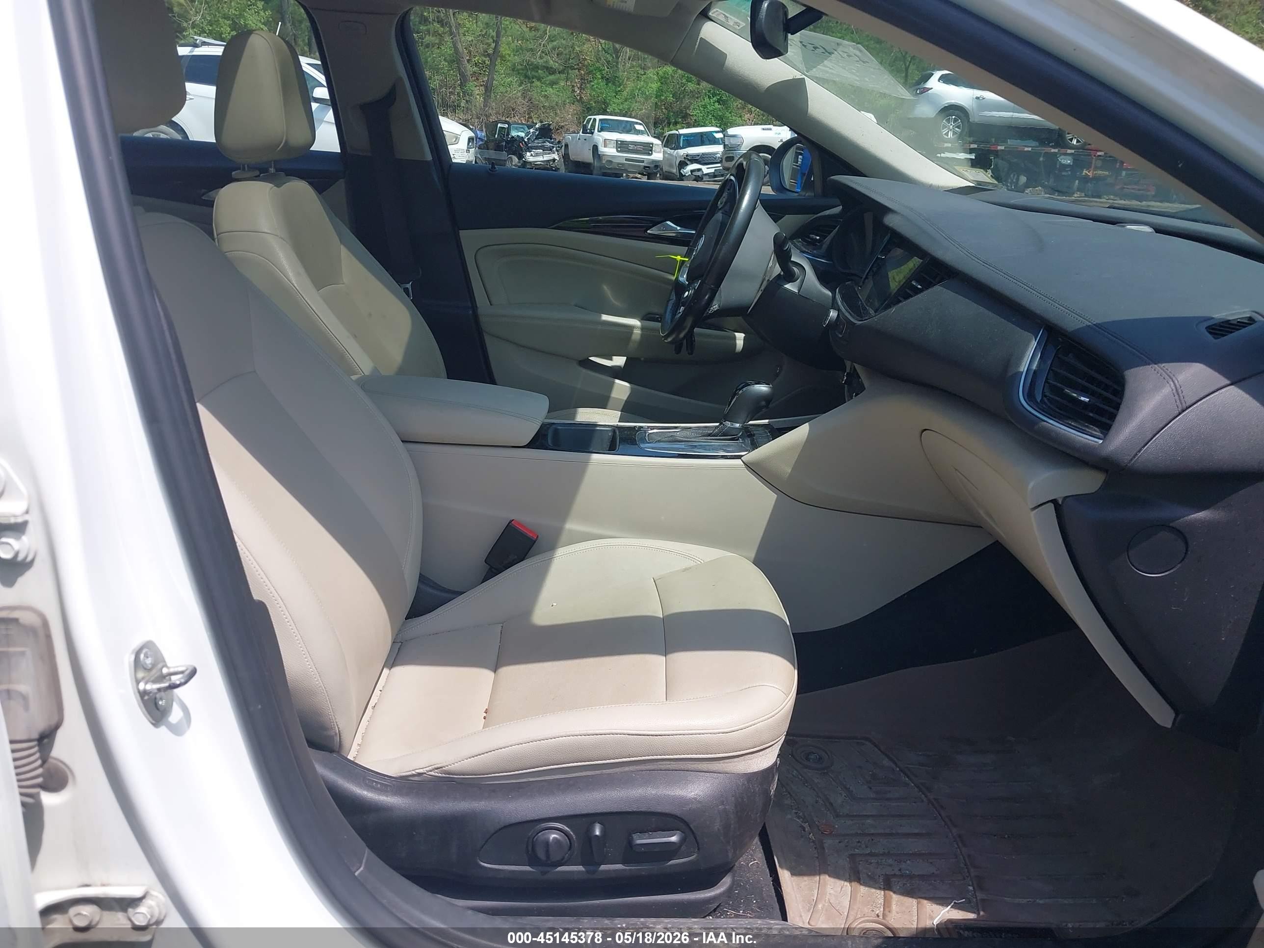 2019 Buick Regal Tourx Awd Essence White vin: W04GV8SX6K1021712