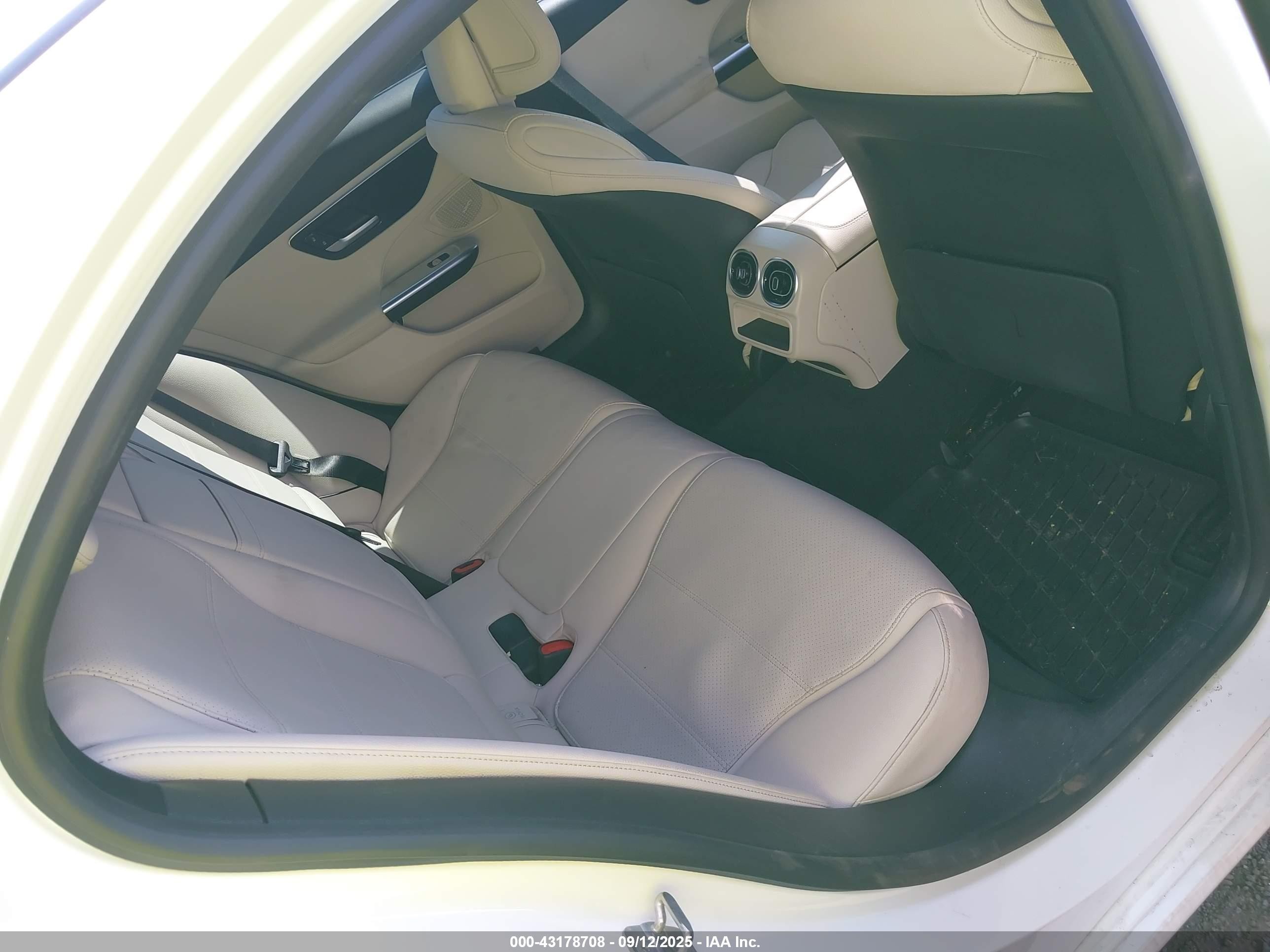 2024 Mercedes-benz C 300   Белый vin: W1KAF4HB4RR216612