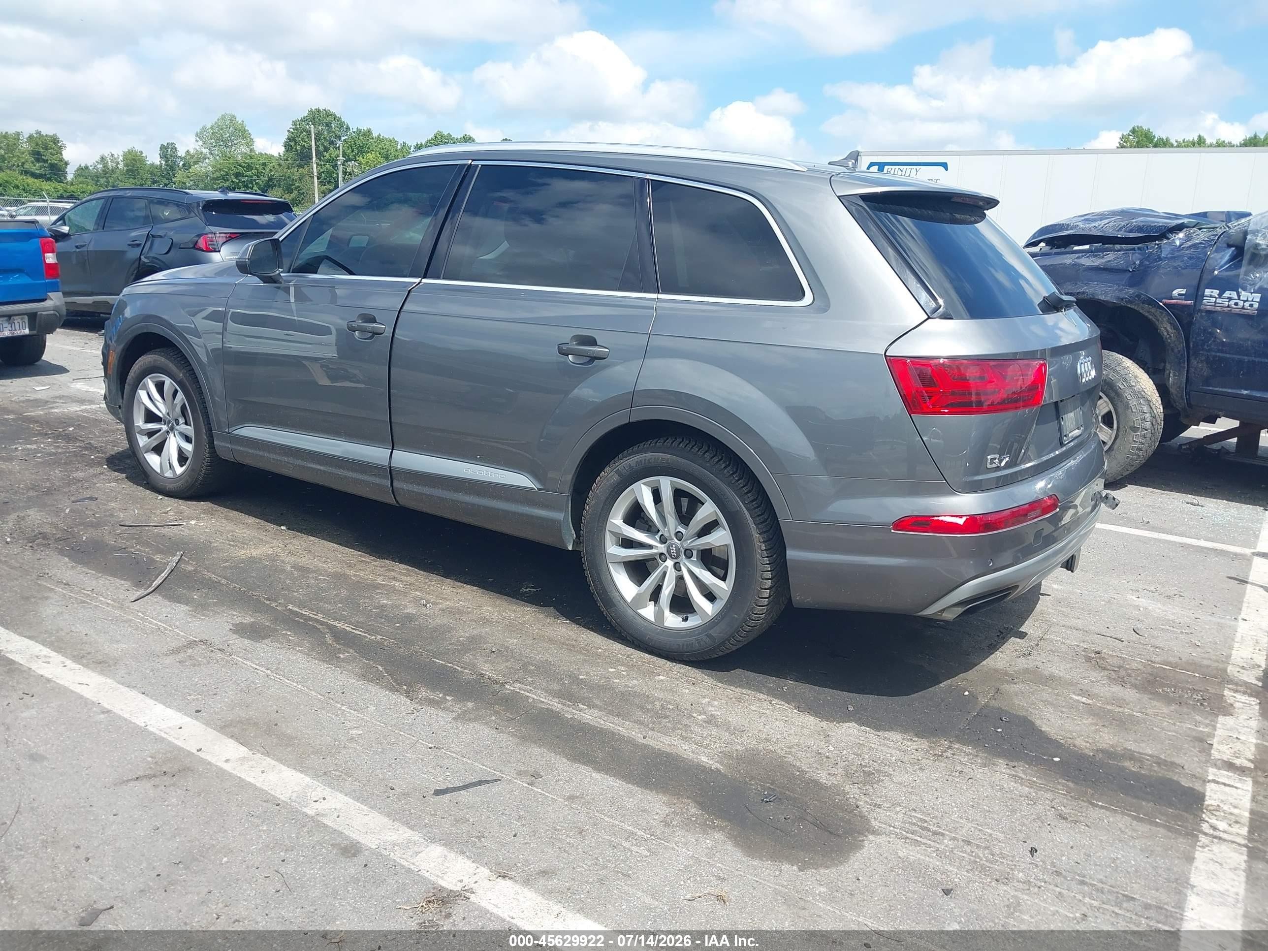 2018 Audi Q7 3.0t Premium Серый vin: WA1AAAF74JD001040