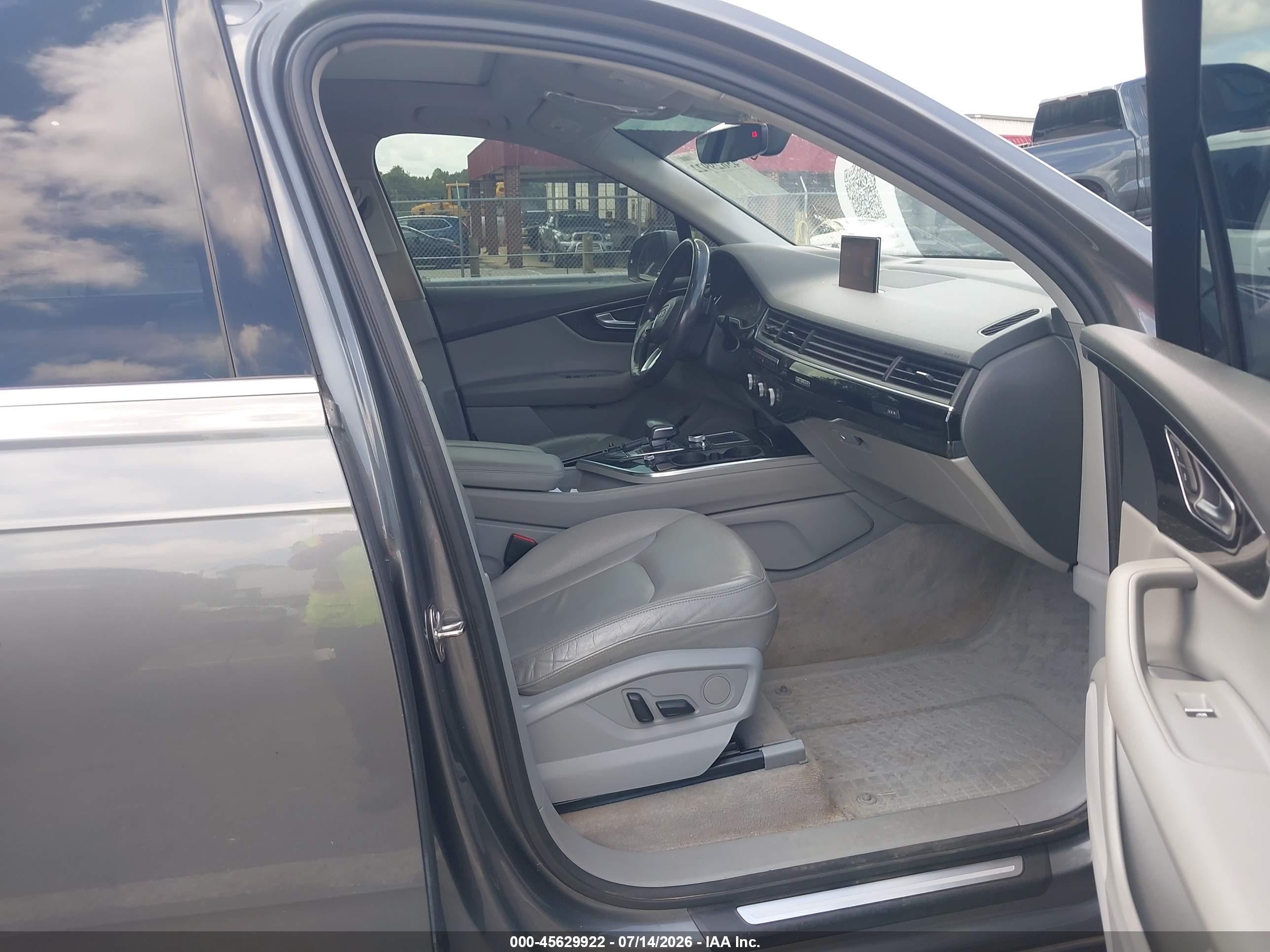 2018 Audi Q7 3.0t Premium Серый vin: WA1AAAF74JD001040