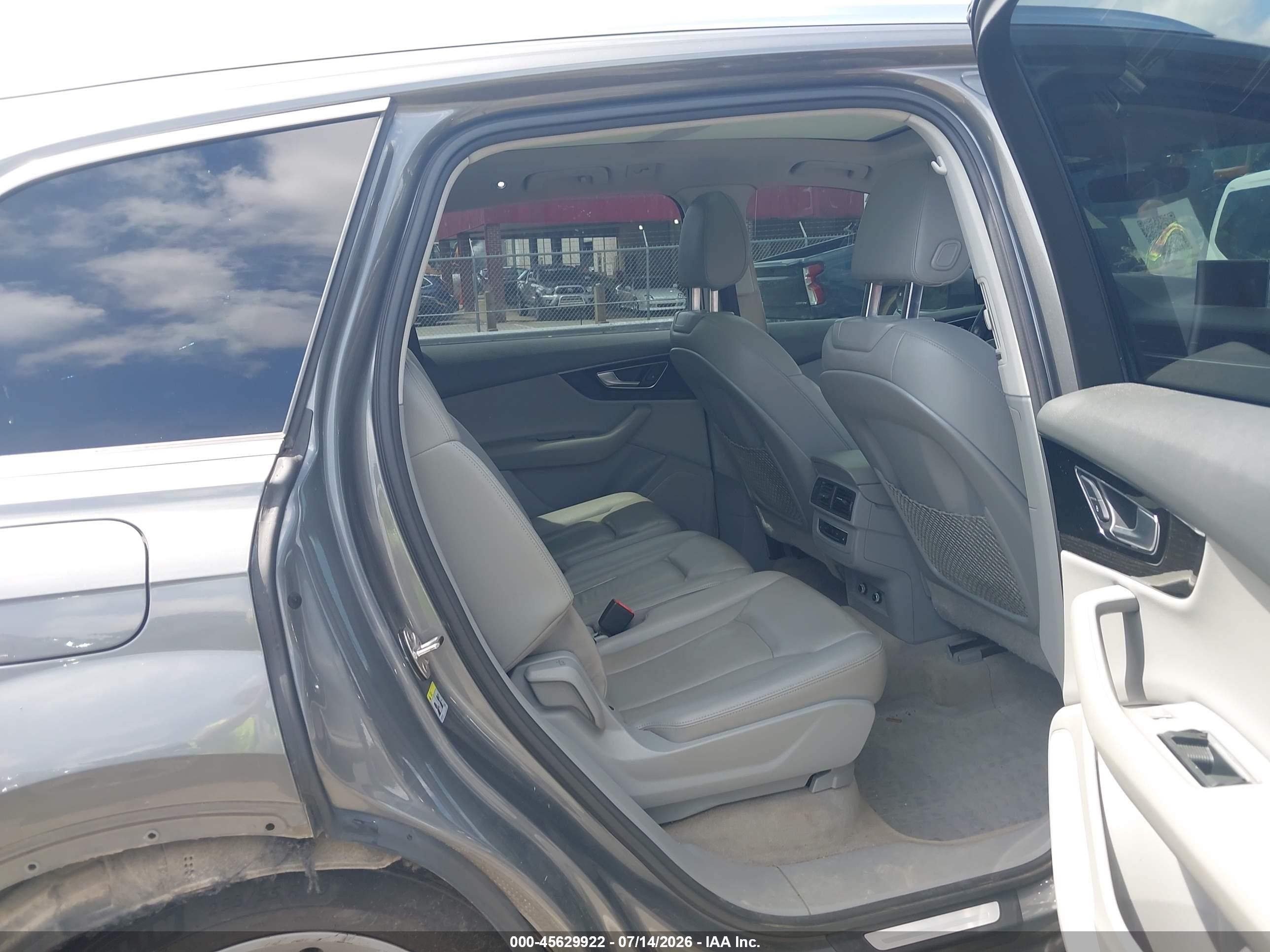 2018 Audi Q7 3.0t Premium Серый vin: WA1AAAF74JD001040
