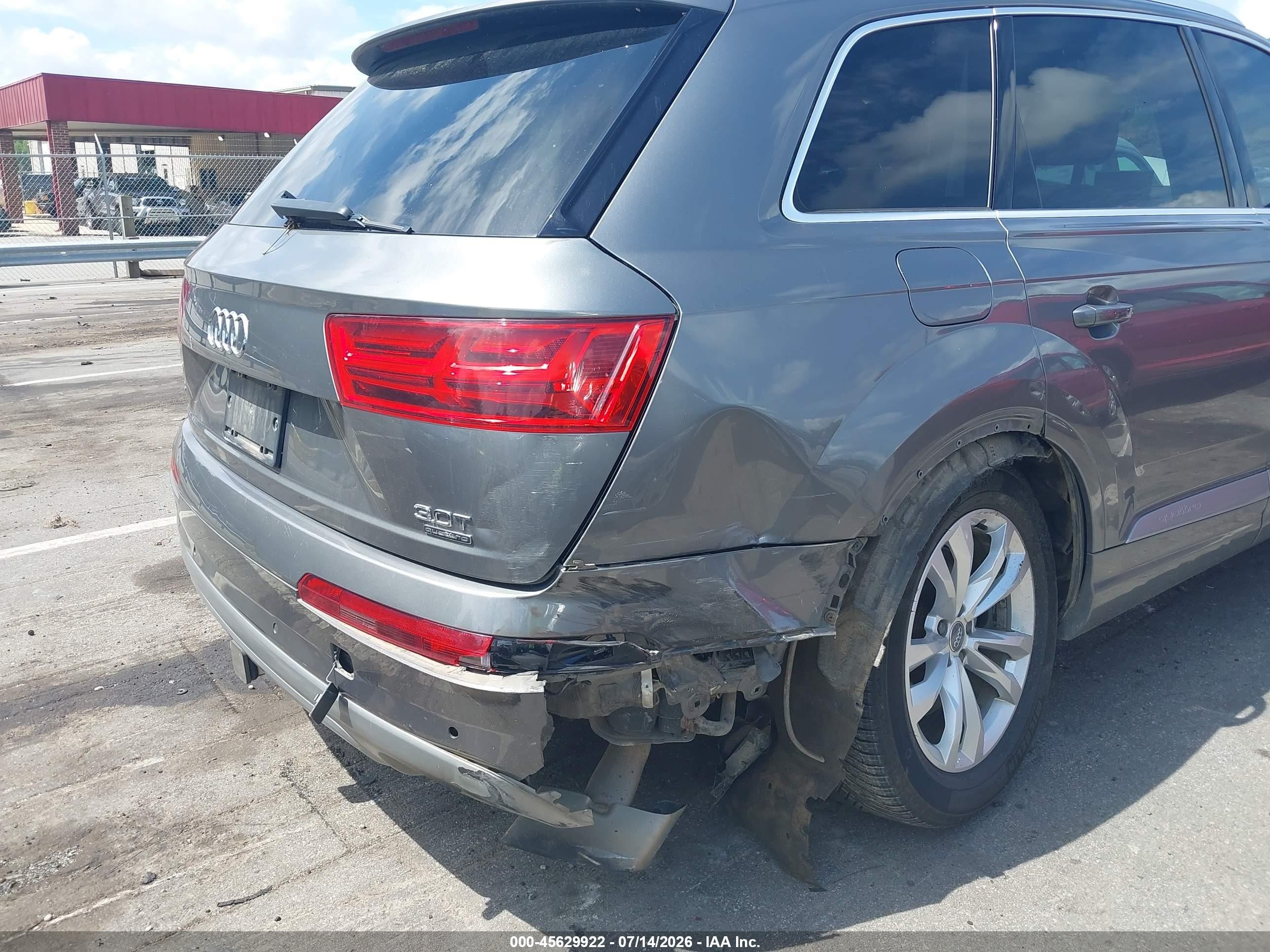 2018 Audi Q7 3.0t Premium Серый vin: WA1AAAF74JD001040