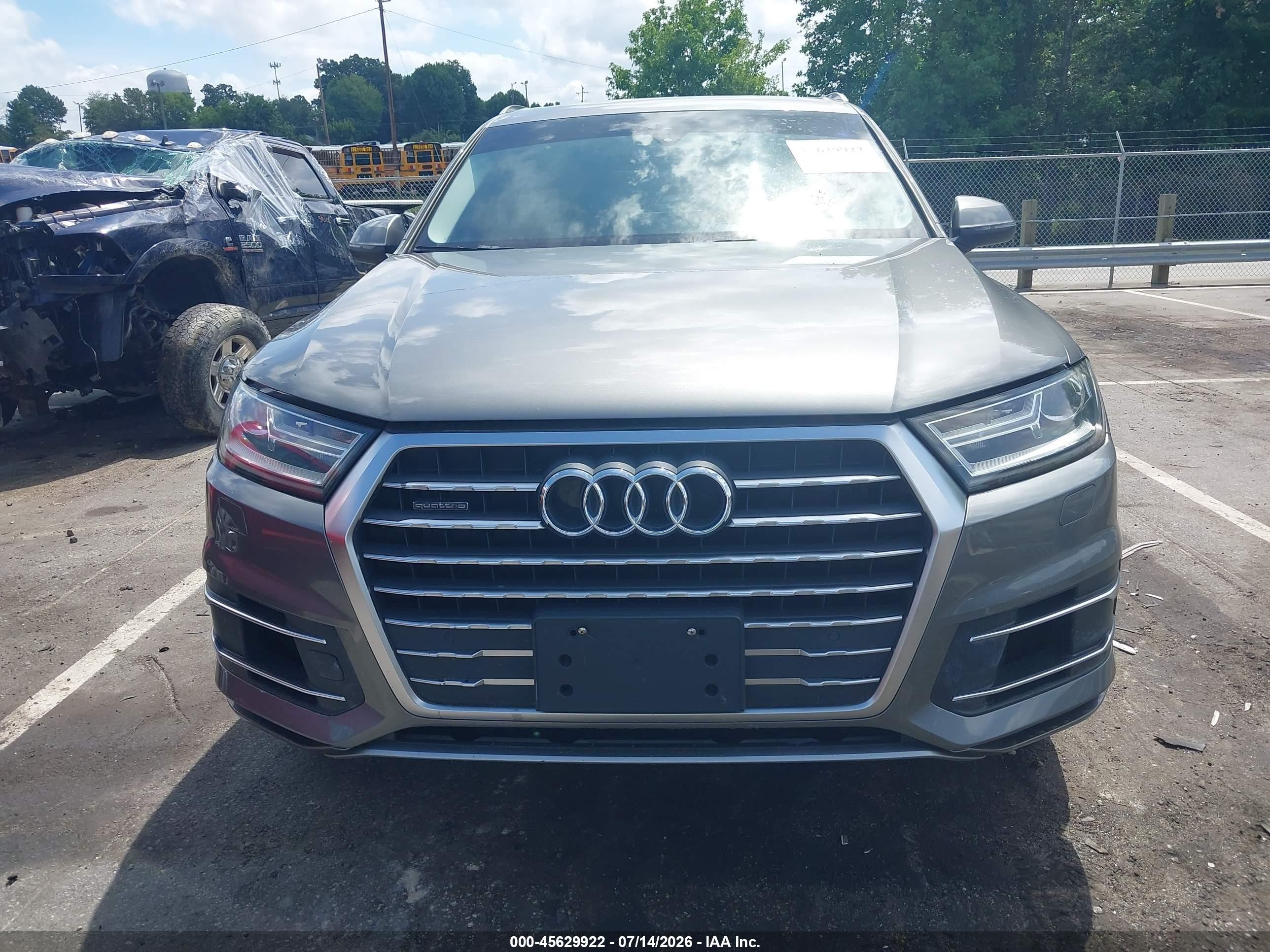 2018 Audi Q7 3.0t Premium Серый vin: WA1AAAF74JD001040