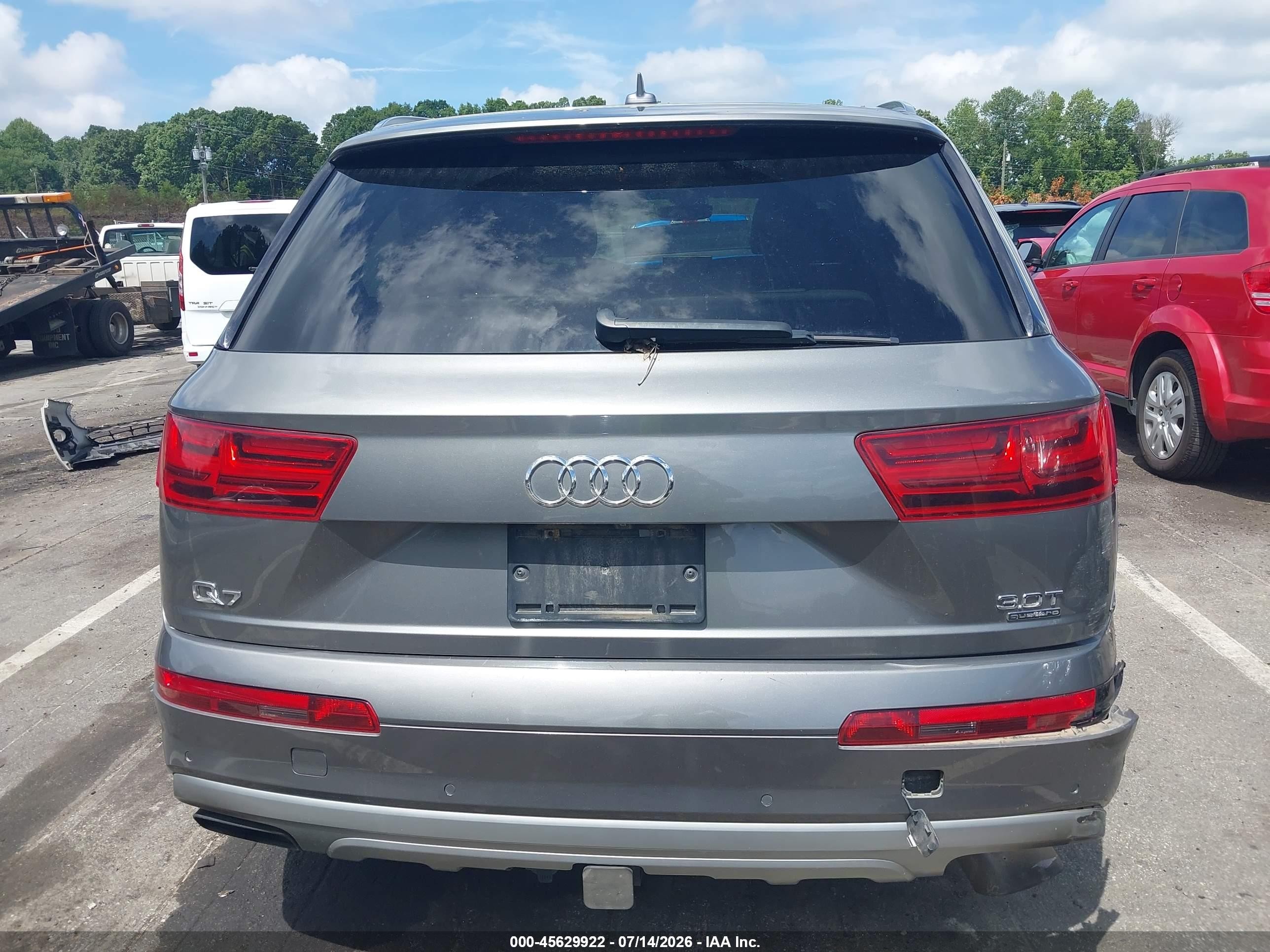 2018 Audi Q7 3.0t Premium Серый vin: WA1AAAF74JD001040
