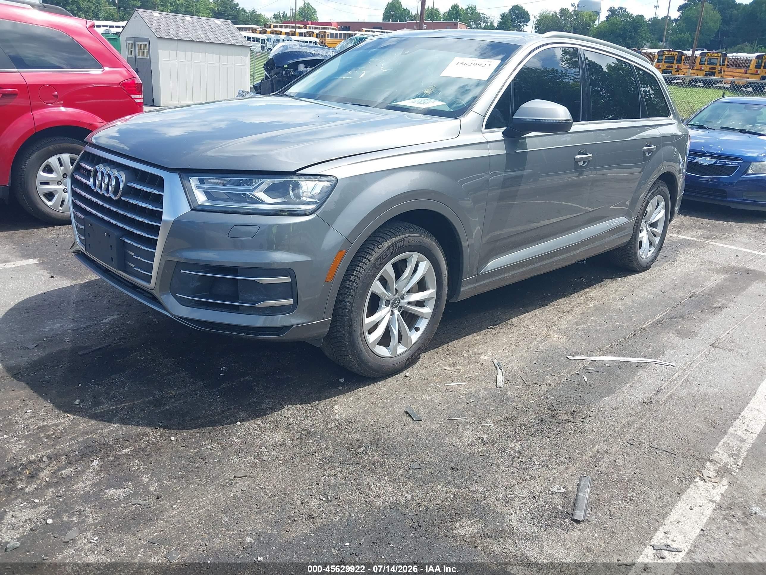 2018 Audi Q7 3.0t Premium Серый vin: WA1AAAF74JD001040