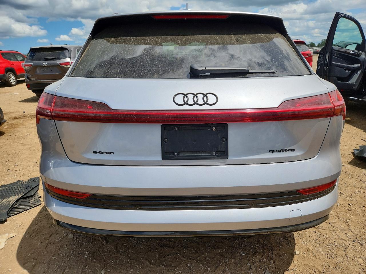 2022 Audi E-tron Premium Silver vin: WA1AAAGE8NB047453