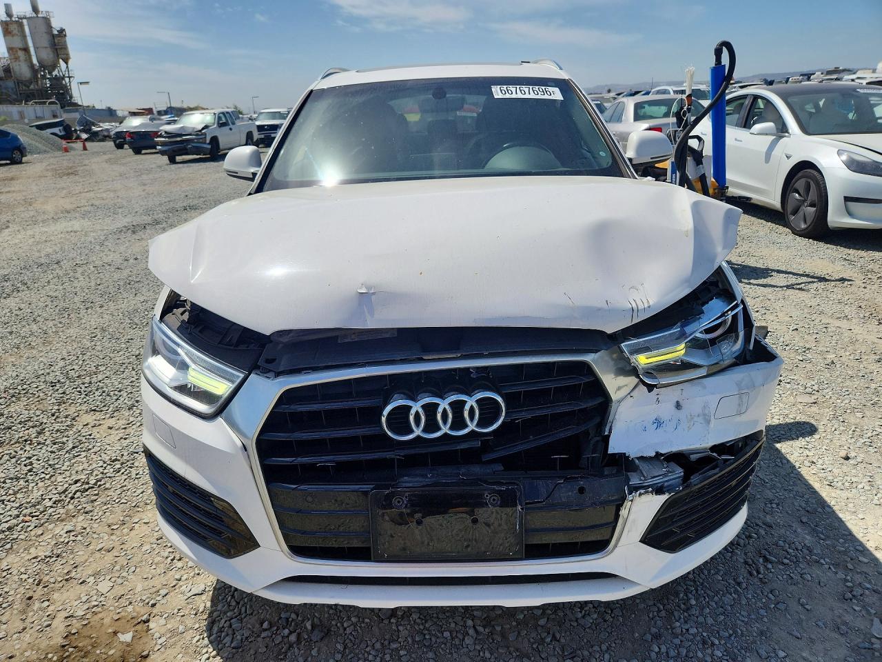 2018 Audi Q3 Premium Белый vin: WA1BCCFS4JR027753