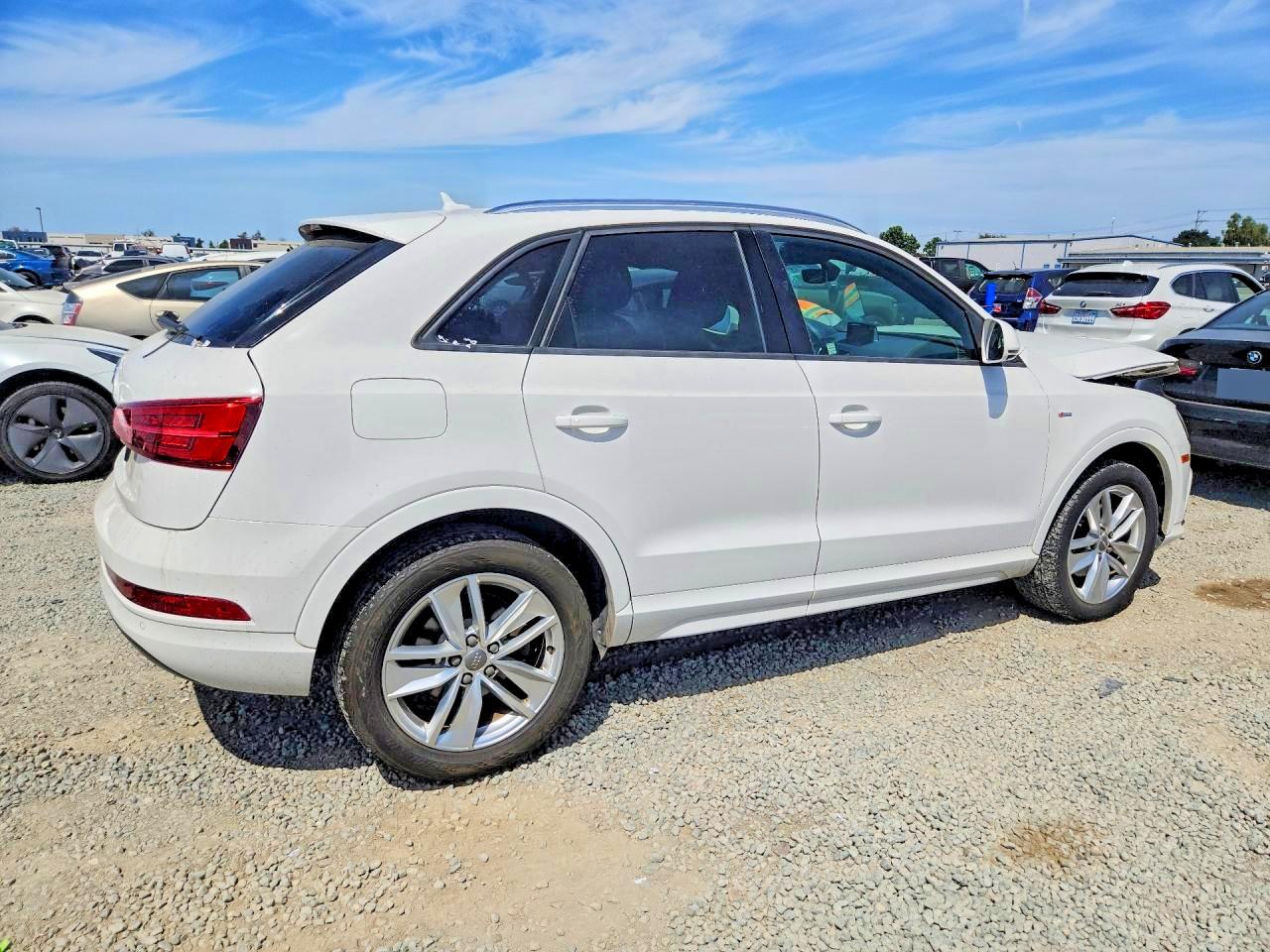 2018 Audi Q3 Premium Белый vin: WA1BCCFS4JR027753