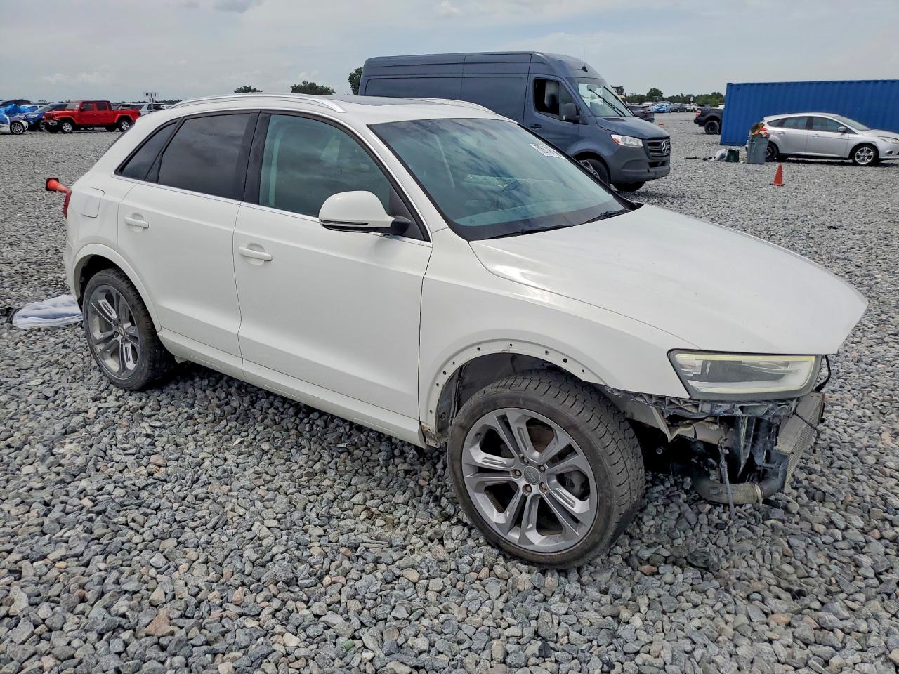 2015 Audi Q3 Premium Plus Белый vin: WA1BFCFS2FR000386