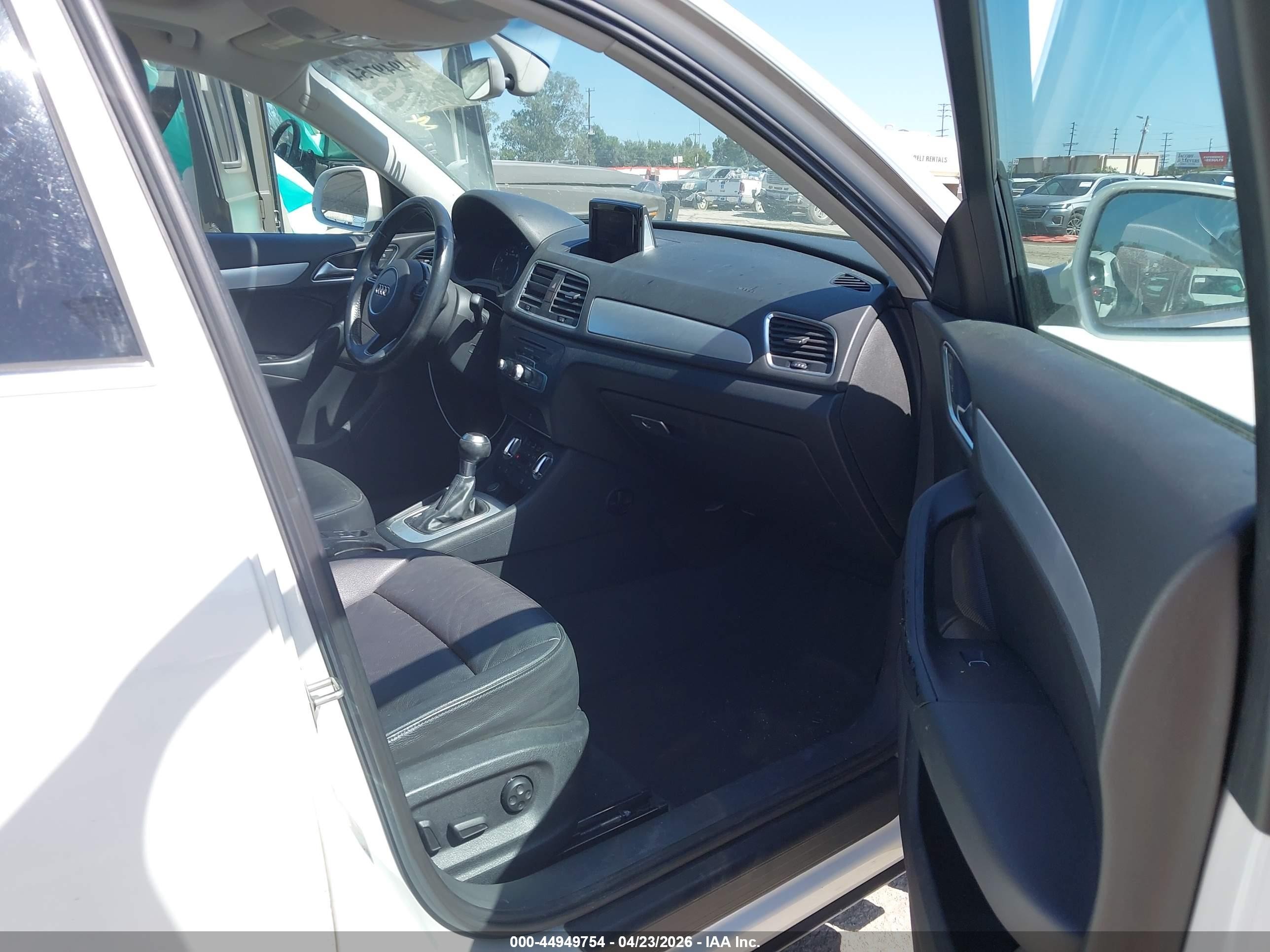 2015 Audi Q3 2.0t Premium Plus Белый vin: WA1BFCFS4FR013012
