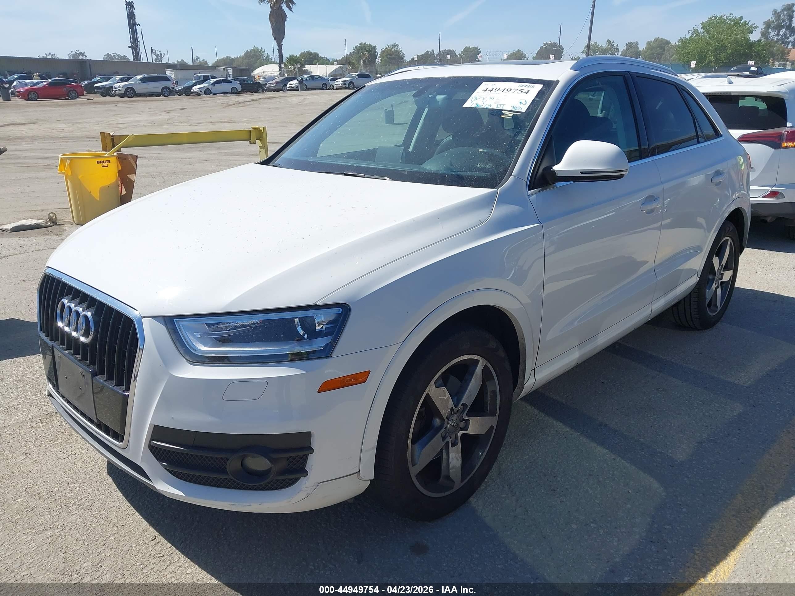2015 Audi Q3 2.0t Premium Plus Белый vin: WA1BFCFS4FR013012