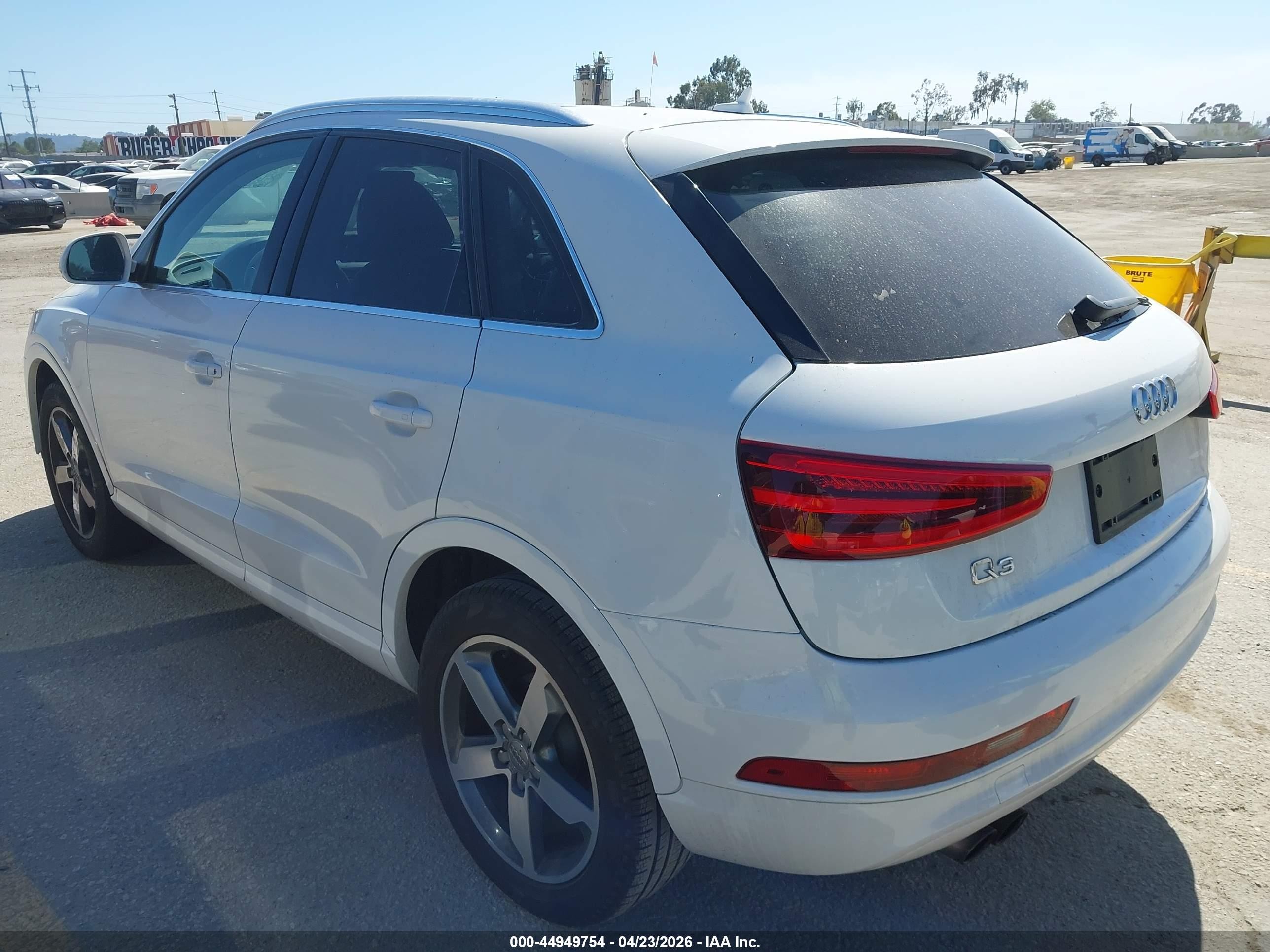 2015 Audi Q3 2.0t Premium Plus Белый vin: WA1BFCFS4FR013012