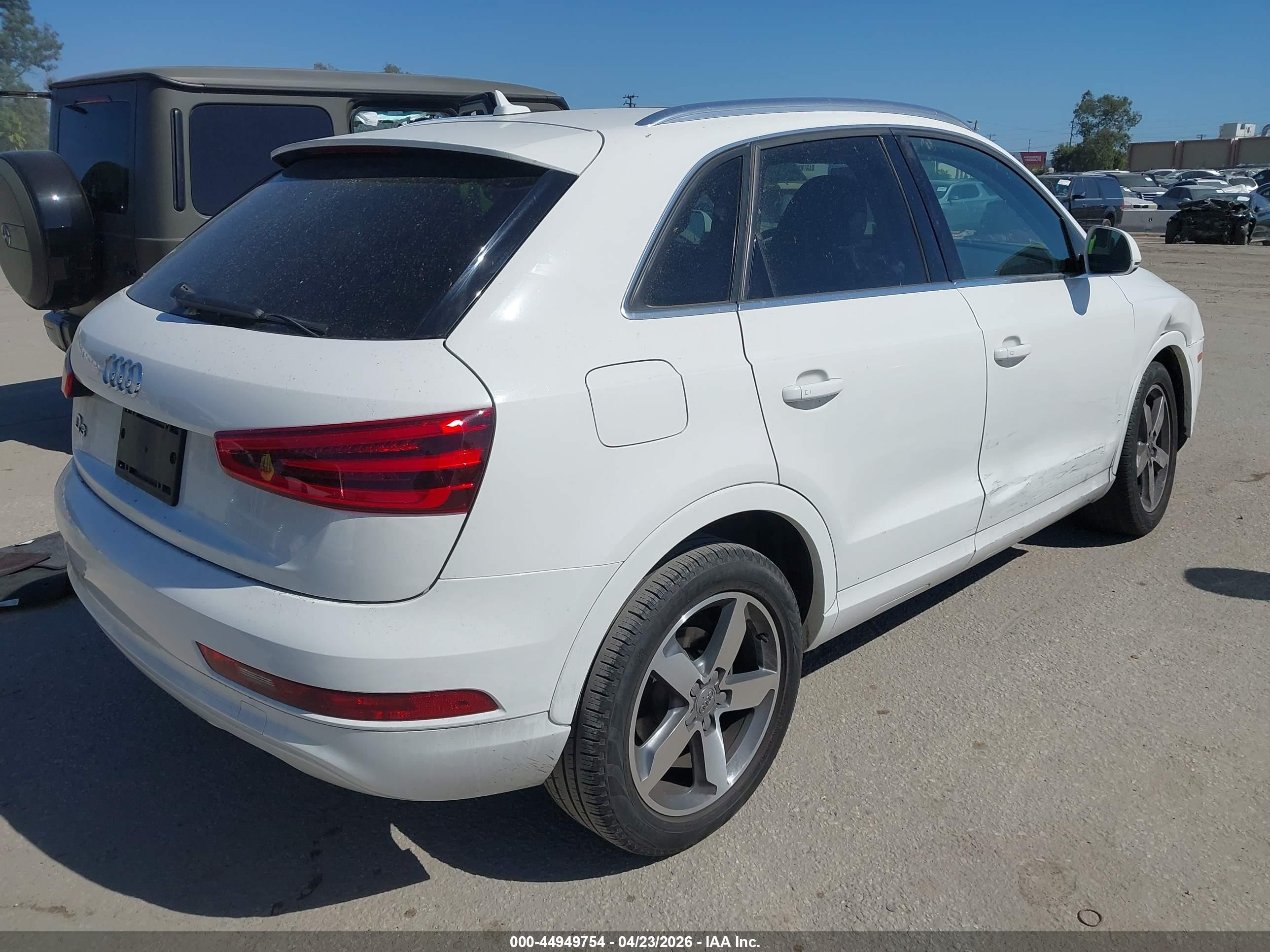 2015 Audi Q3 2.0t Premium Plus Белый vin: WA1BFCFS4FR013012