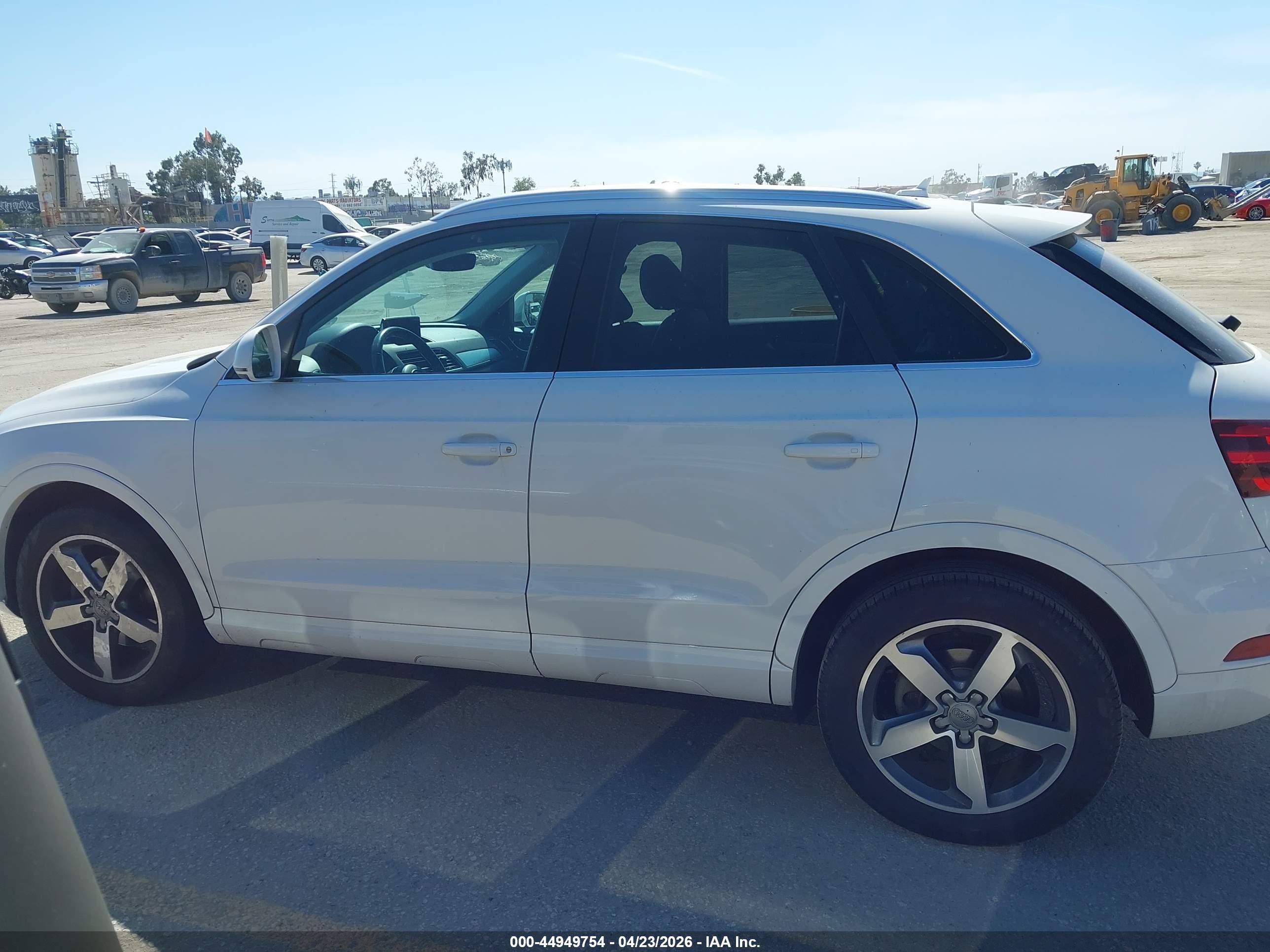 2015 Audi Q3 2.0t Premium Plus Белый vin: WA1BFCFS4FR013012