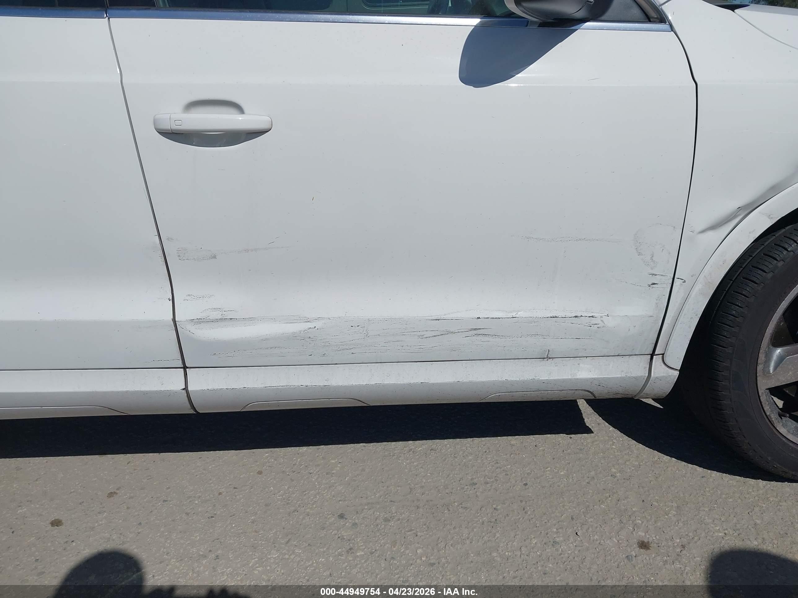 2015 Audi Q3 2.0t Premium Plus Белый vin: WA1BFCFS4FR013012