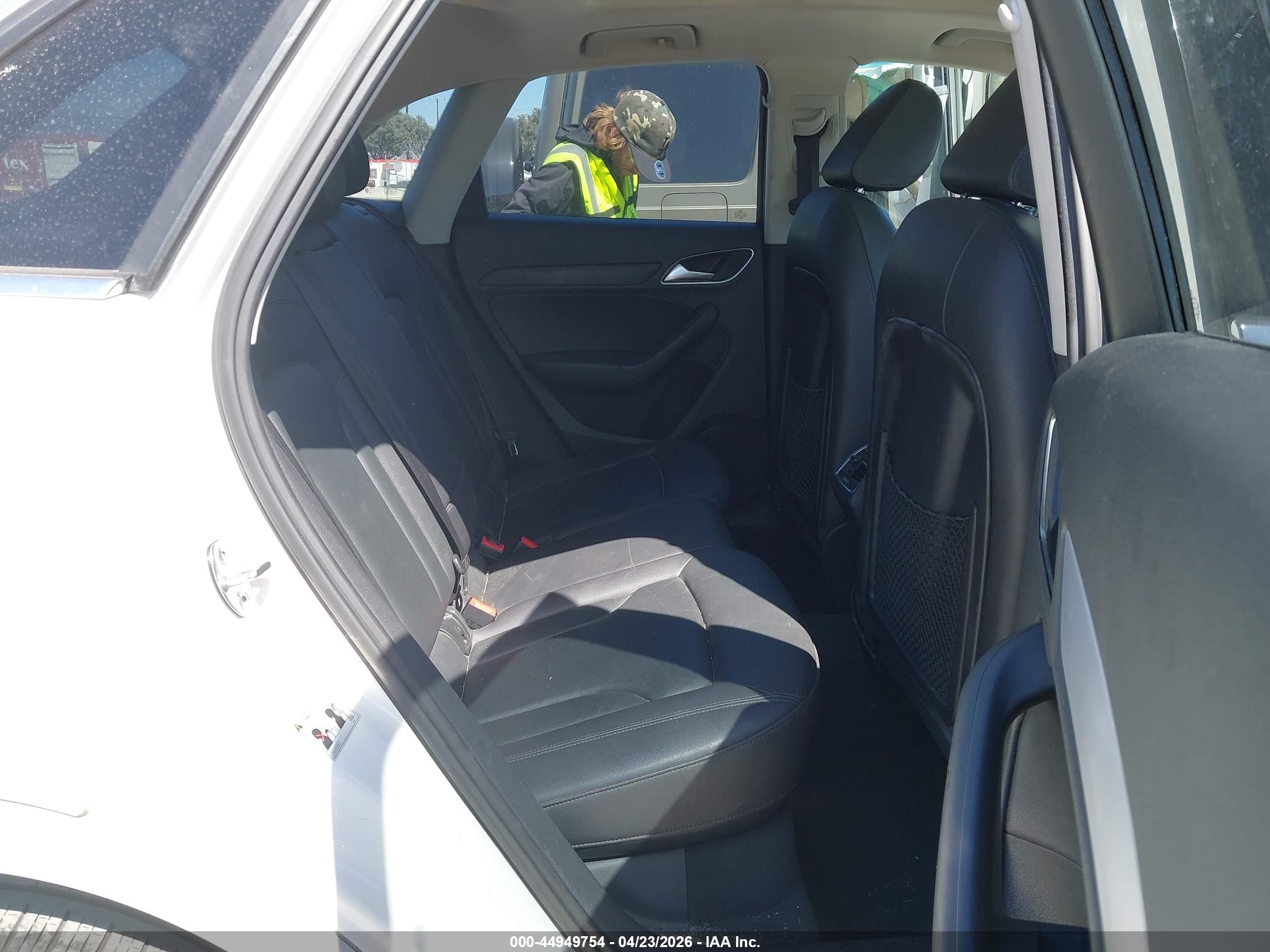2015 Audi Q3 2.0t Premium Plus Белый vin: WA1BFCFS4FR013012