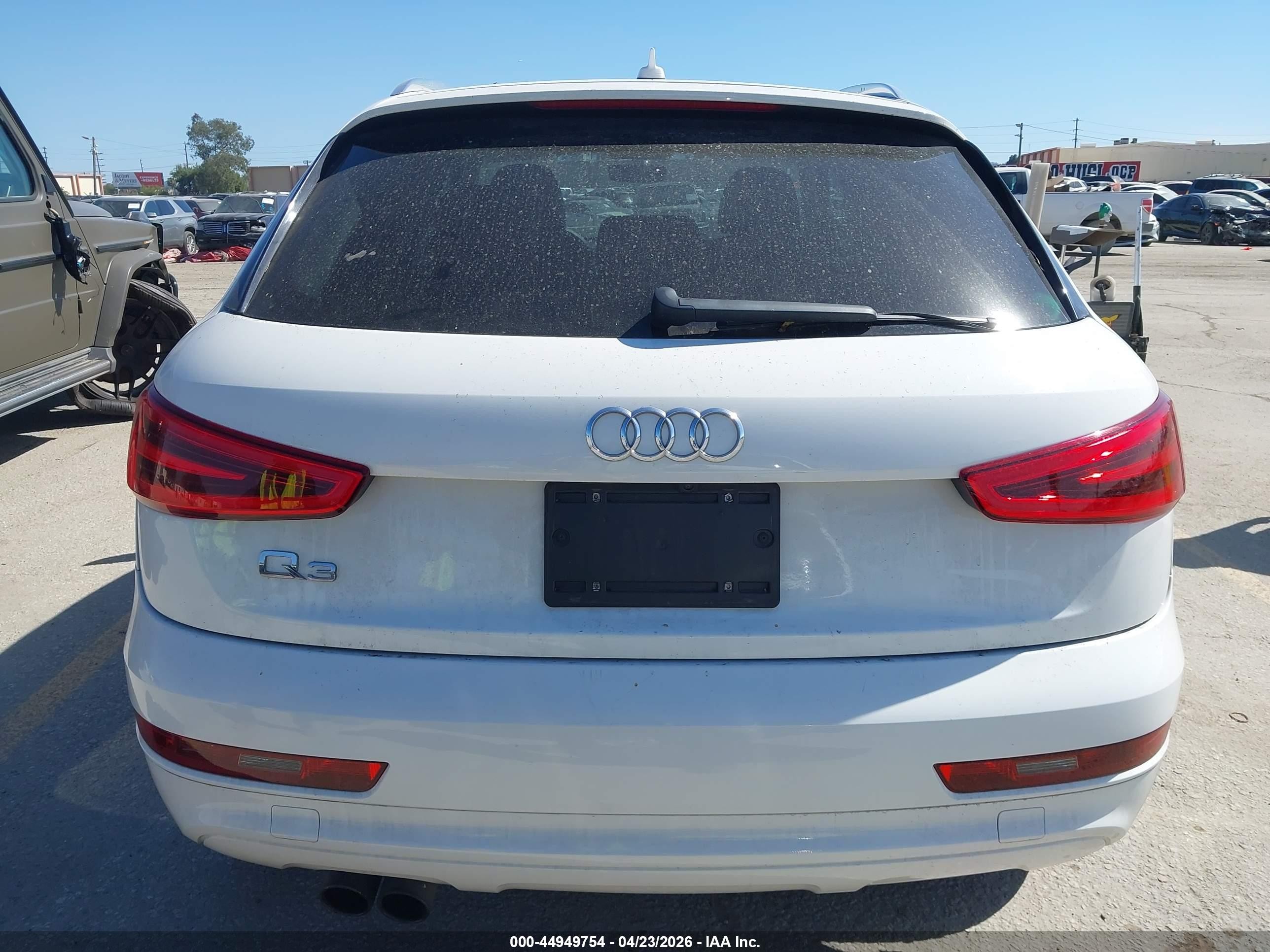 2015 Audi Q3 2.0t Premium Plus Белый vin: WA1BFCFS4FR013012