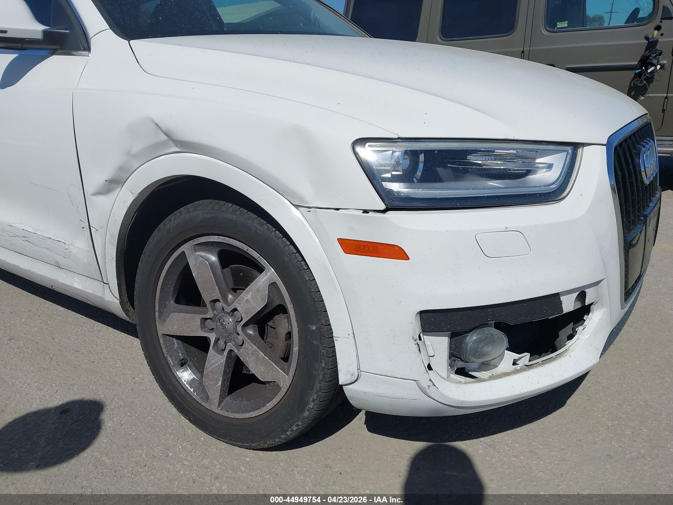 2015 Audi Q3 2.0t Premium Plus Белый vin: WA1BFCFS4FR013012