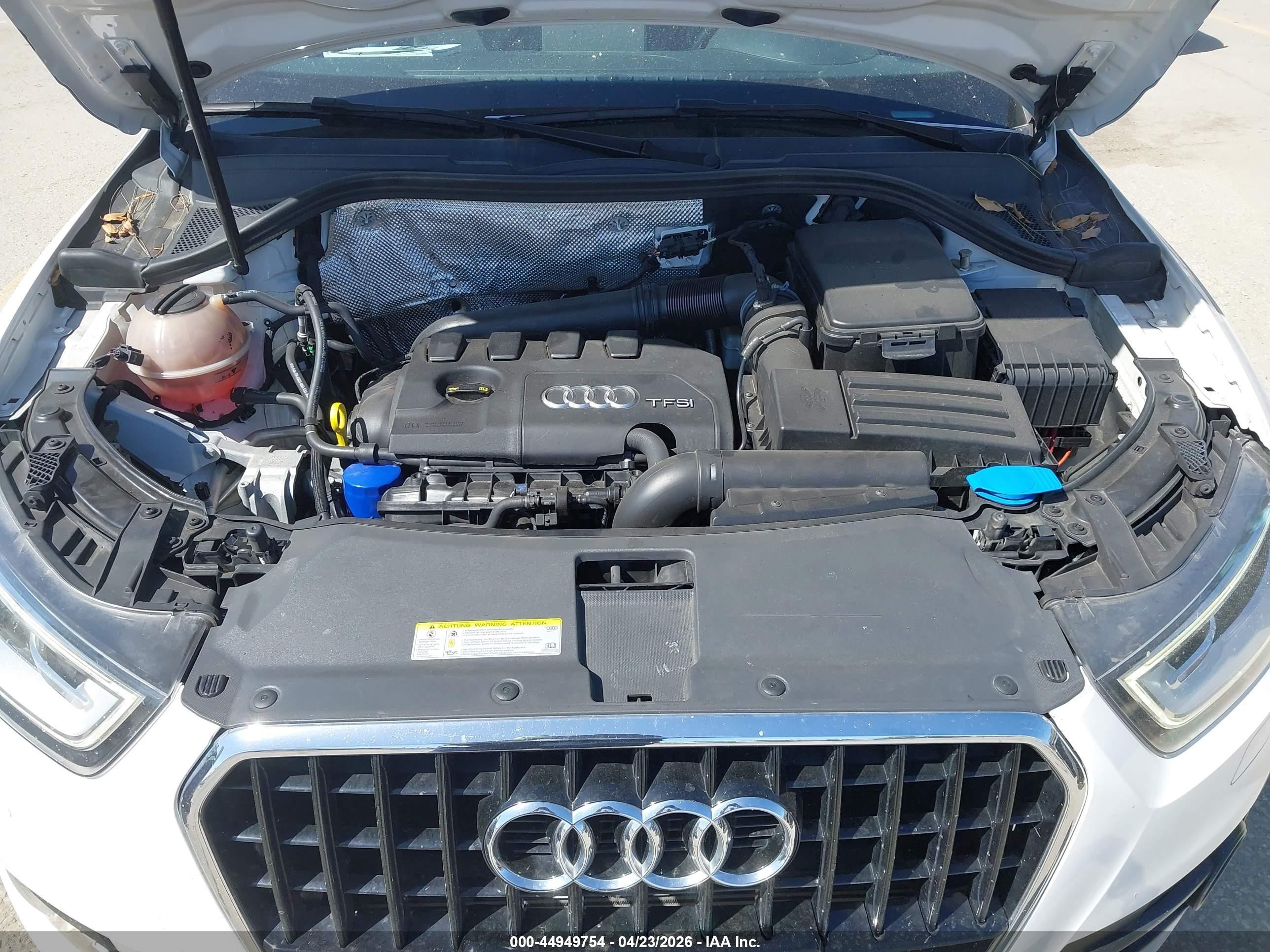 2015 Audi Q3 2.0t Premium Plus Белый vin: WA1BFCFS4FR013012