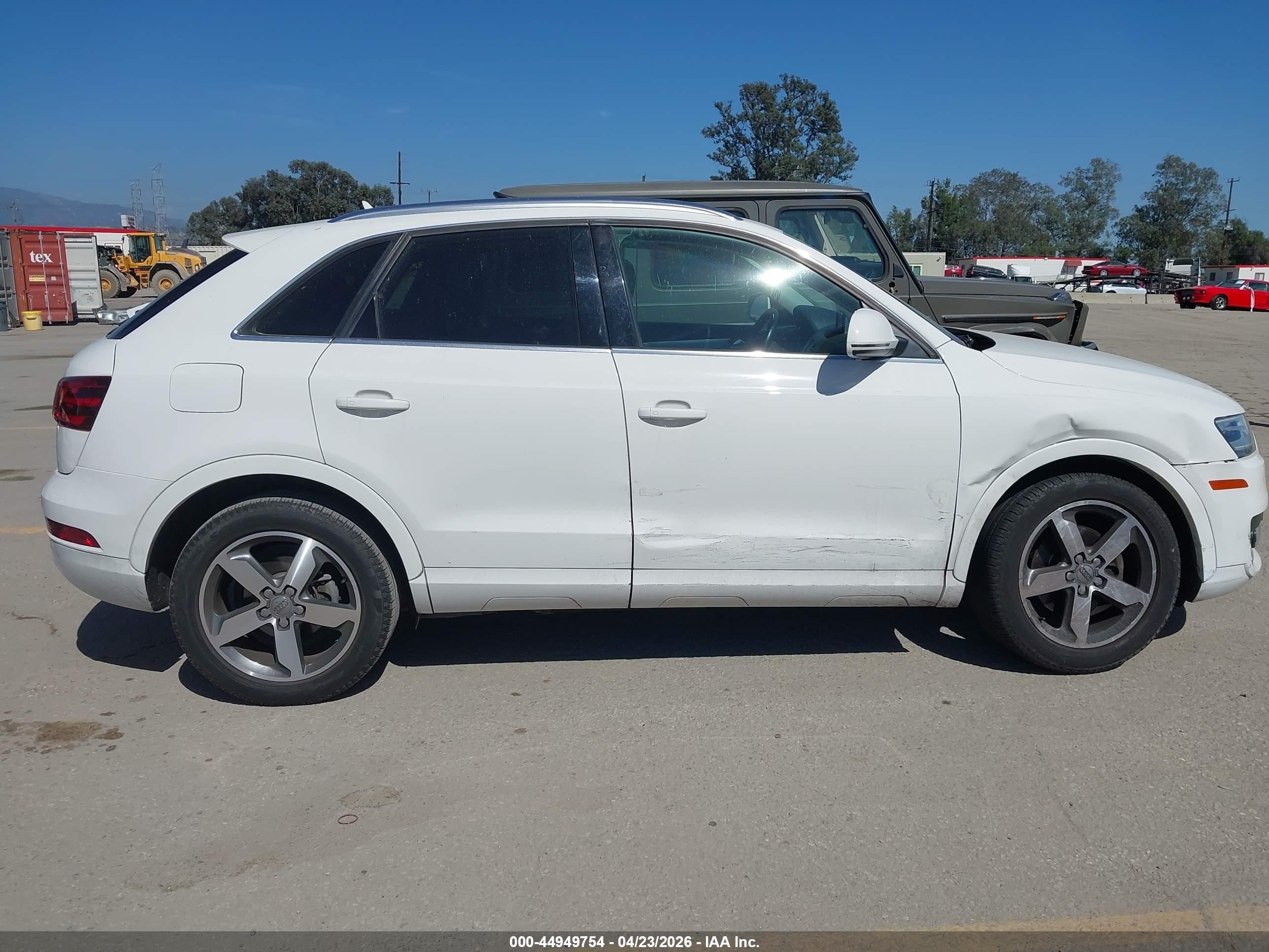 2015 Audi Q3 2.0t Premium Plus Белый vin: WA1BFCFS4FR013012