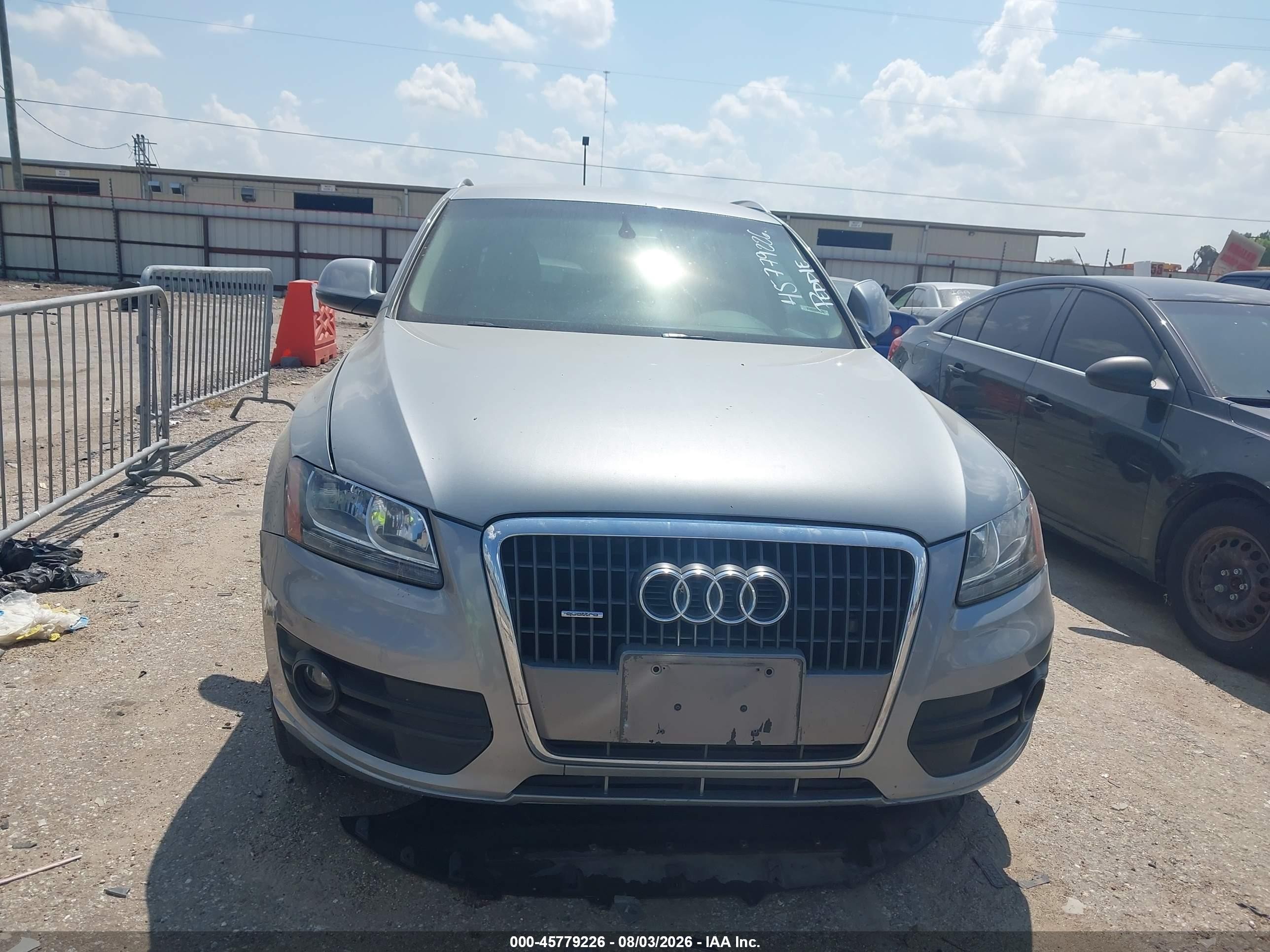 2011 Audi Q5 2.0t Premium Серебряный vin: WA1CFAFP4BA044385