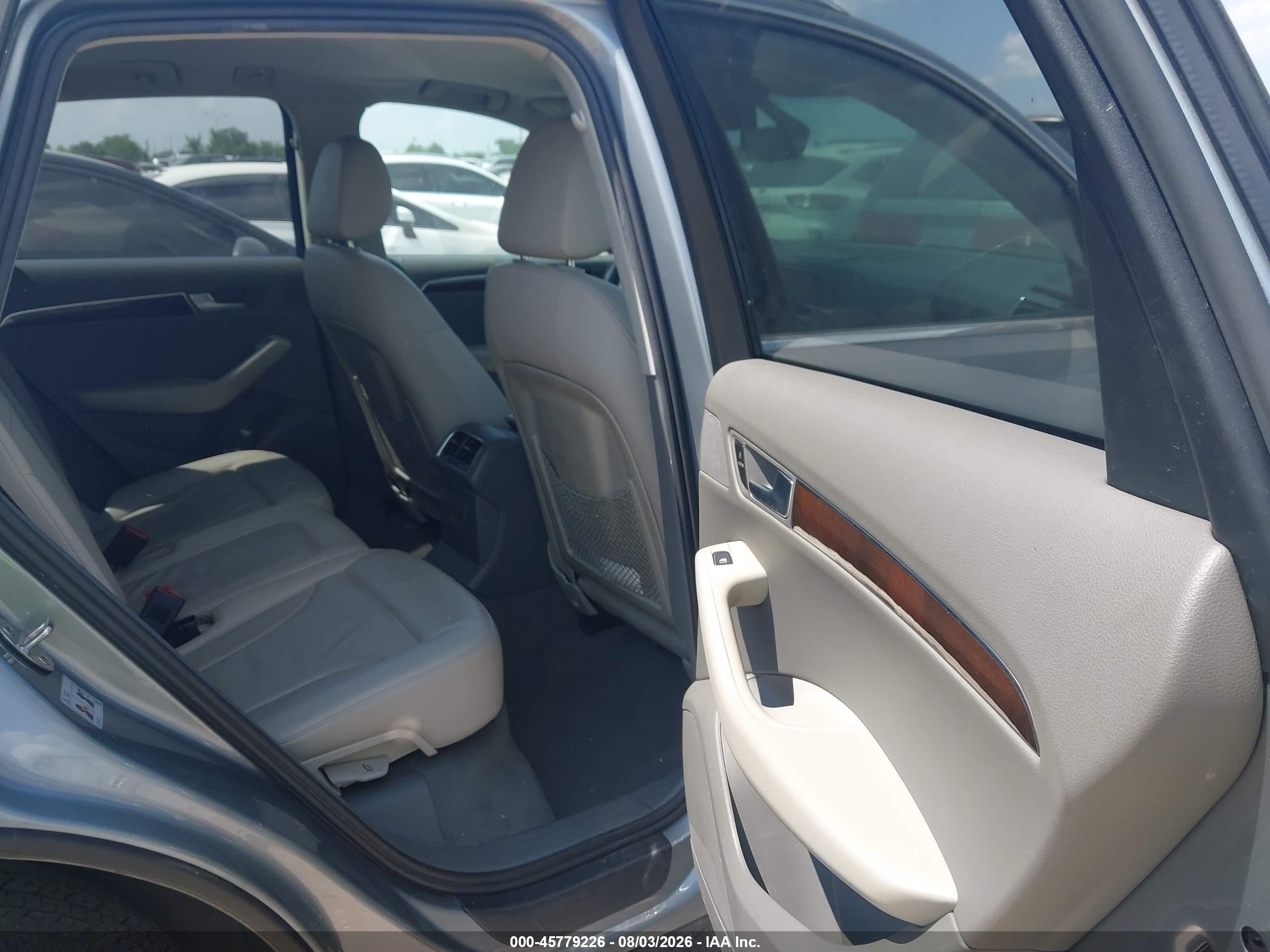 2011 Audi Q5 2.0t Premium Серебряный vin: WA1CFAFP4BA044385