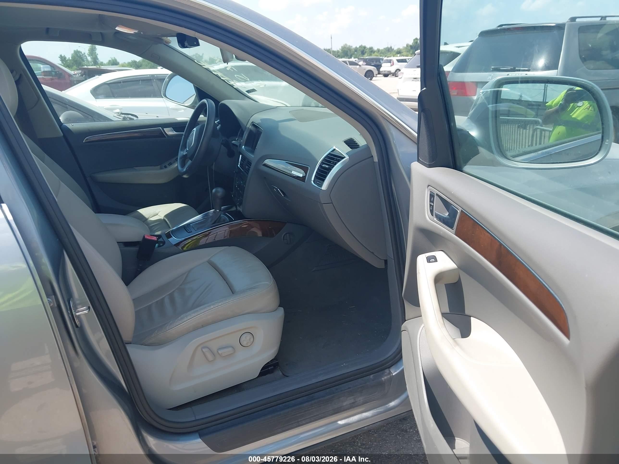 2011 Audi Q5 2.0t Premium Серебряный vin: WA1CFAFP4BA044385