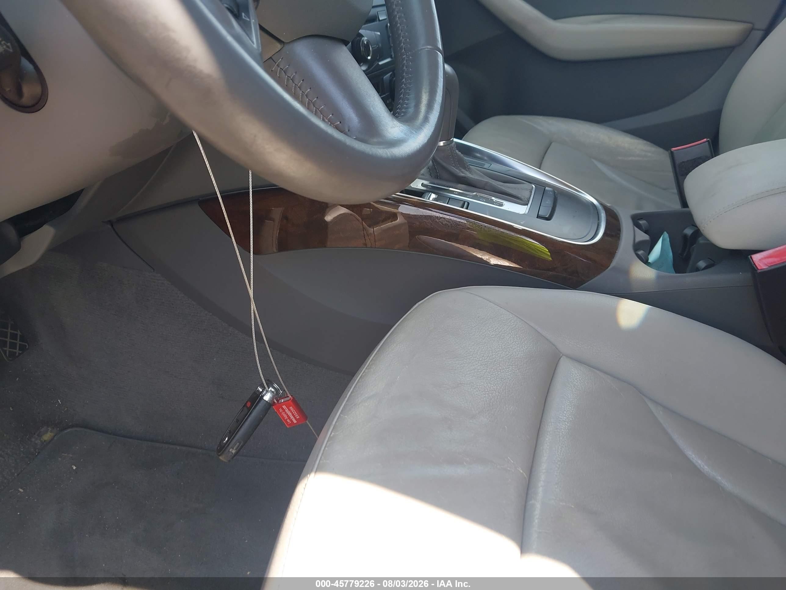 2011 Audi Q5 2.0t Premium Серебряный vin: WA1CFAFP4BA044385