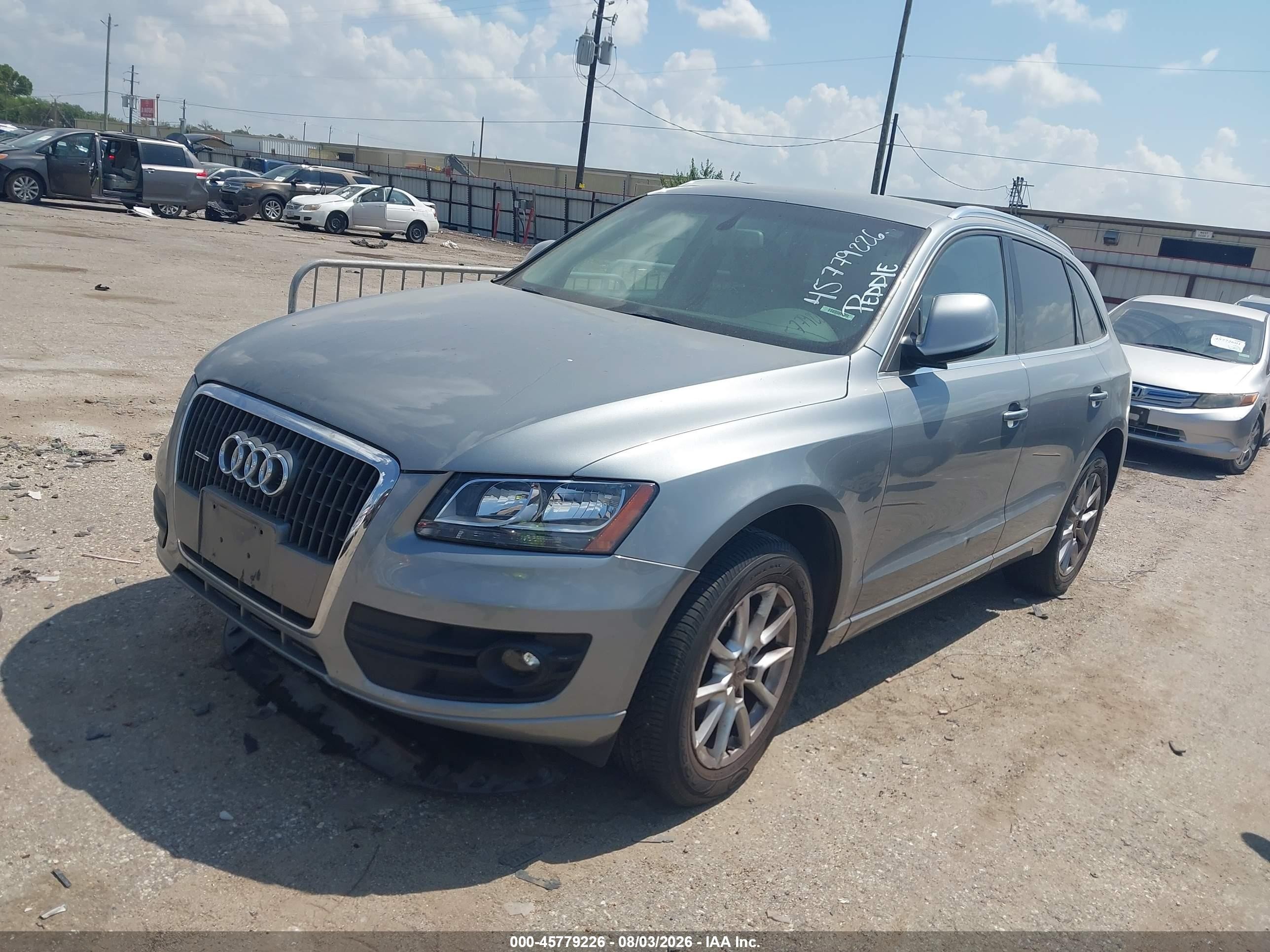 2011 Audi Q5 2.0t Premium Серебряный vin: WA1CFAFP4BA044385